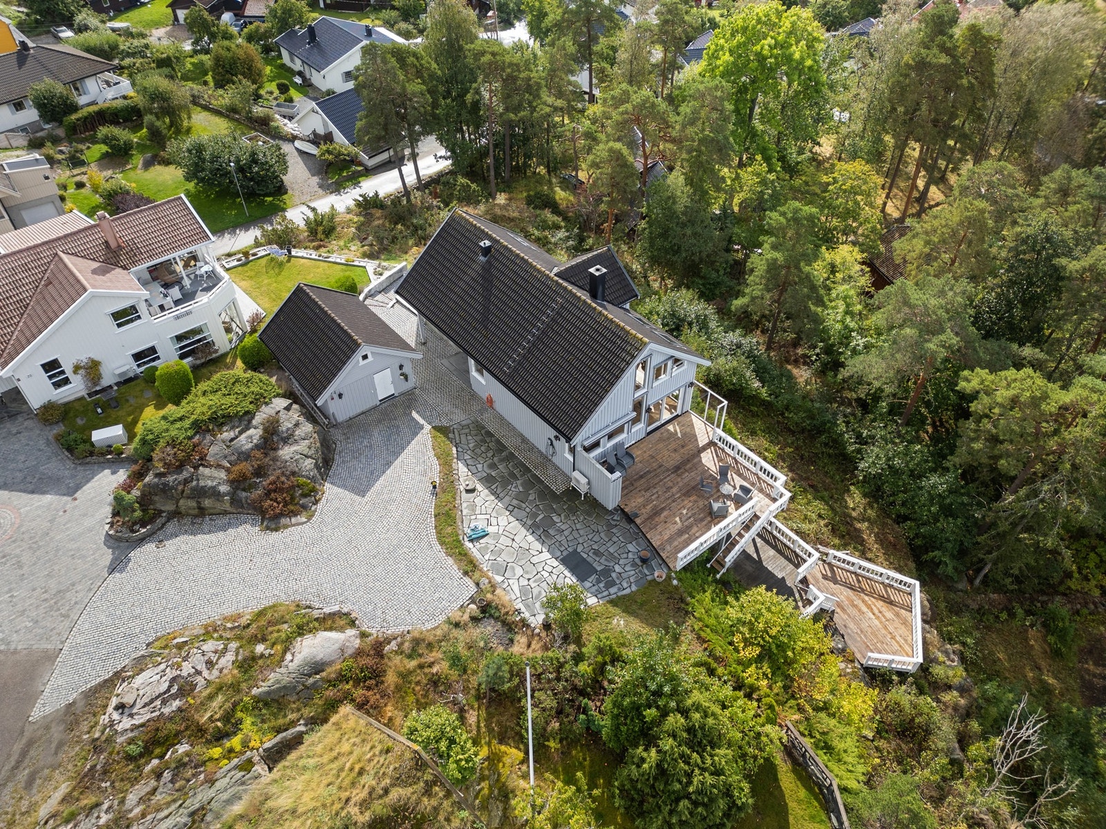 Det er tilrettelagt for en egen utleiedel i underetasjen, som kan gi hyggelige leieinntekter eller benyttes som en generasjonsbolig. Galleribilde