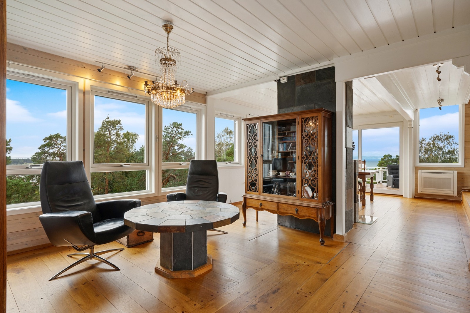 Store vindusflater gir godt lysinnslipp og en flott utsikt mot grønne omgivelser og sjø. Galleribilde