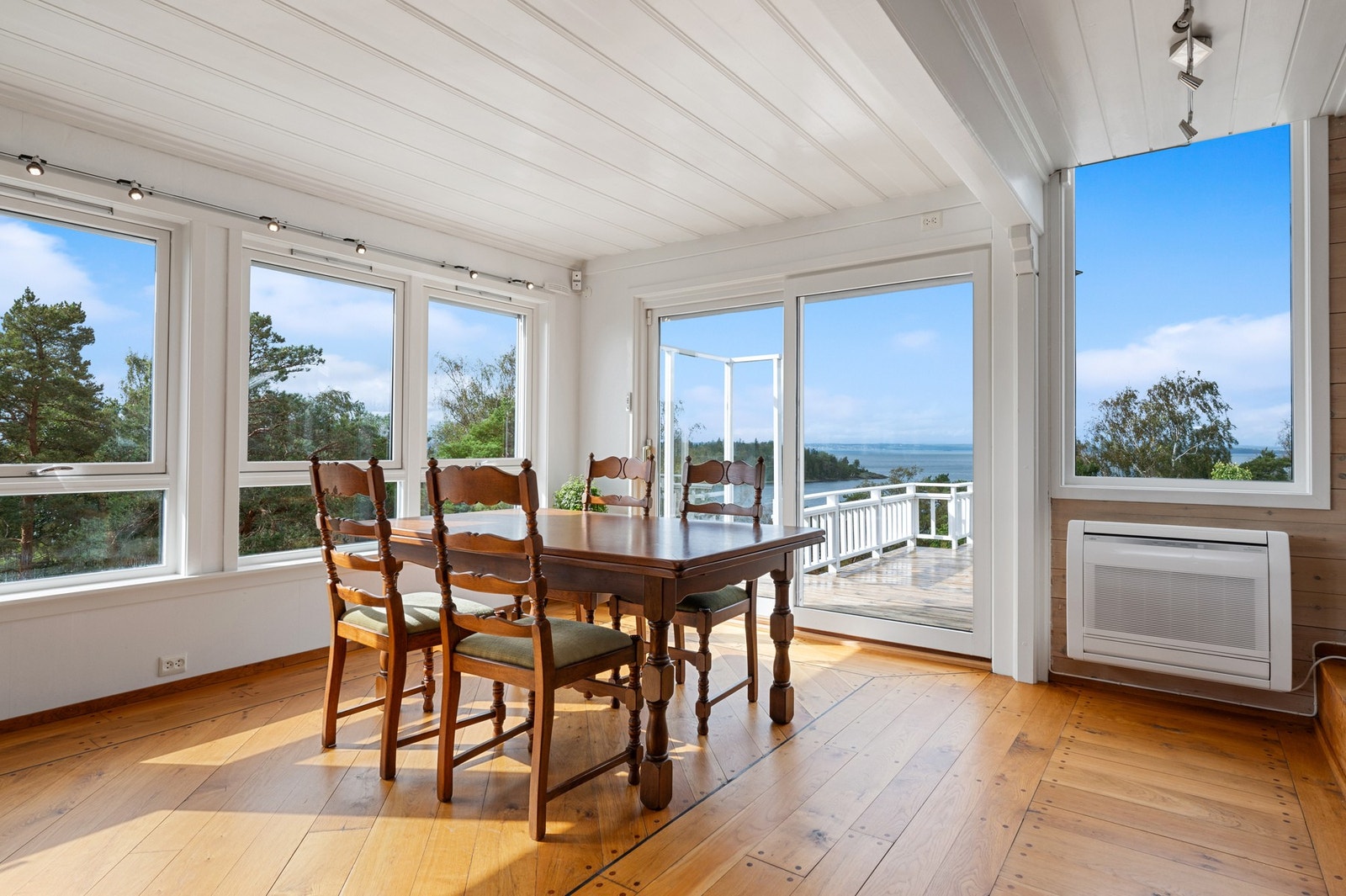 Larkollen er en perle i Østfold, og det er lett å forstå at dette fantastiske stedet allerede på slutten av 1800-tallet begynte å tiltrekke seg ferierende sommergjester, med sin flotte solfylte beliggenhet og sine idylliske omgivelser med langstrakte sand Galleribilde