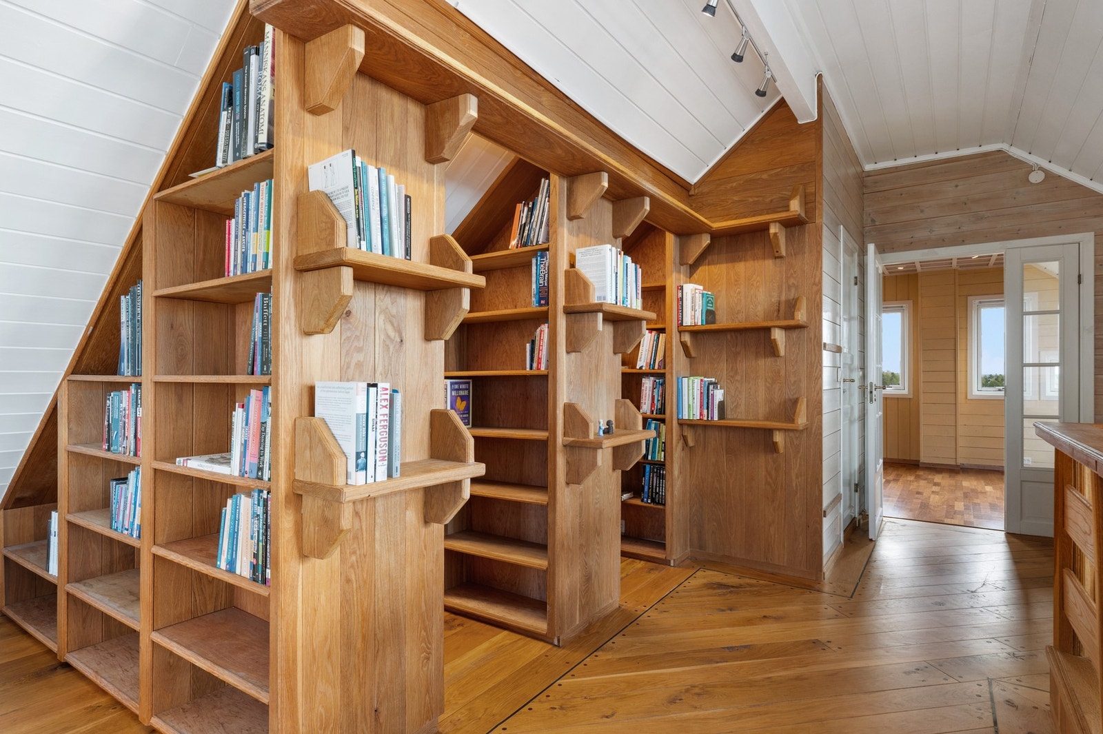 I 2. etasje er veggen mot boden fjernet og det er etablert bokhyller. Galleribilde