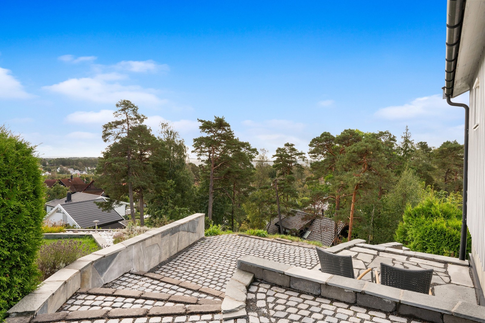 Her er en fin uteplass hvor morgen kaffen kan nytes. Galleribilde