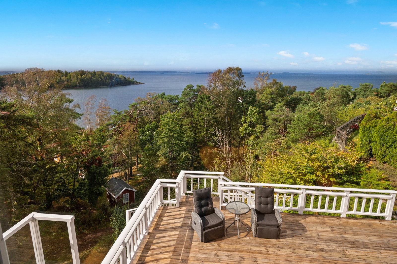 Her finner du tre terrasser på forskjellige nivåer, en skiferlagt uteplass ved underetasjen, samt markise ved terrassen i 1. etasje - perfekte rammer for både småbarnslek, grilling og lange sommerkvelder. Galleribilde