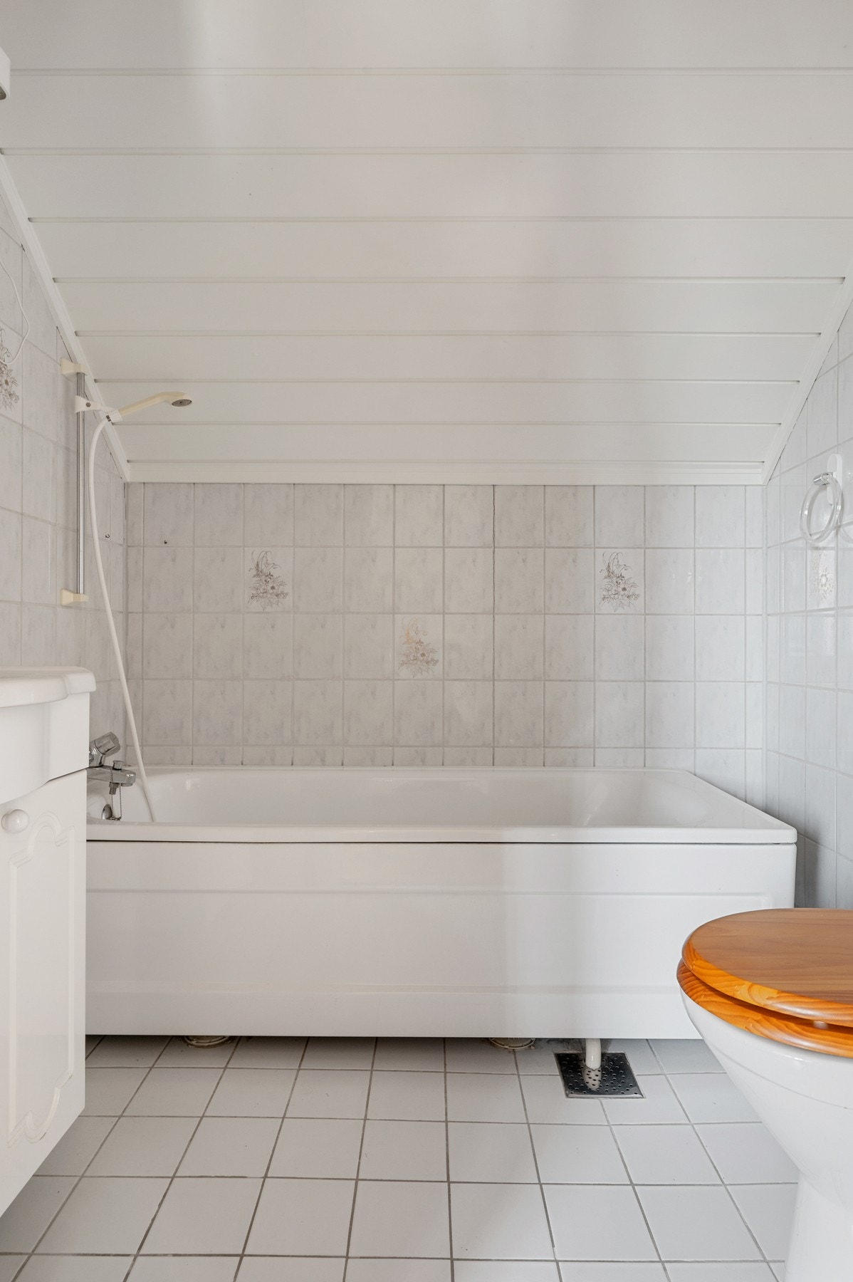 Bad fra byggeåret i 2. etasje. Badet har badekar, gulvstående wc, servantskap og speilskap. Galleribilde