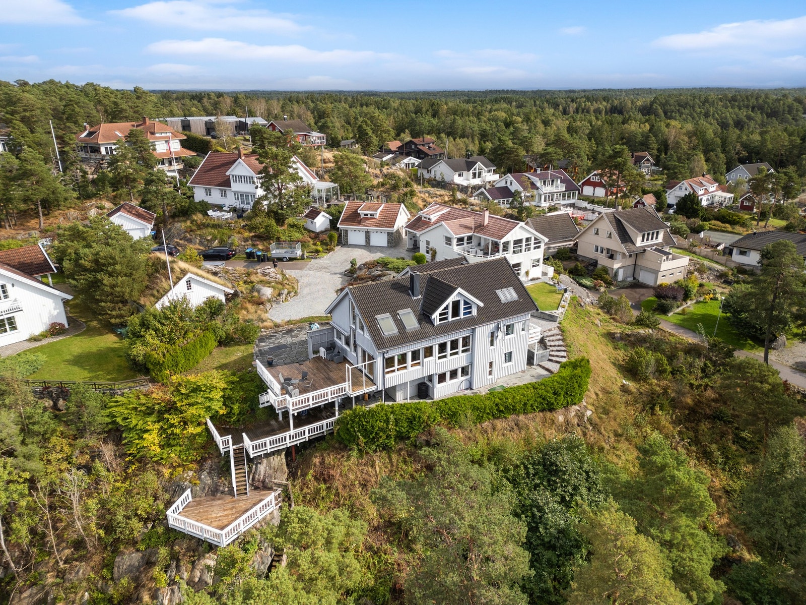 Den nederste terrassen har en trapp, som man kan gå ned for å bade på Rødstranda eller Tollerstranda (5 minutters gange). Galleribilde