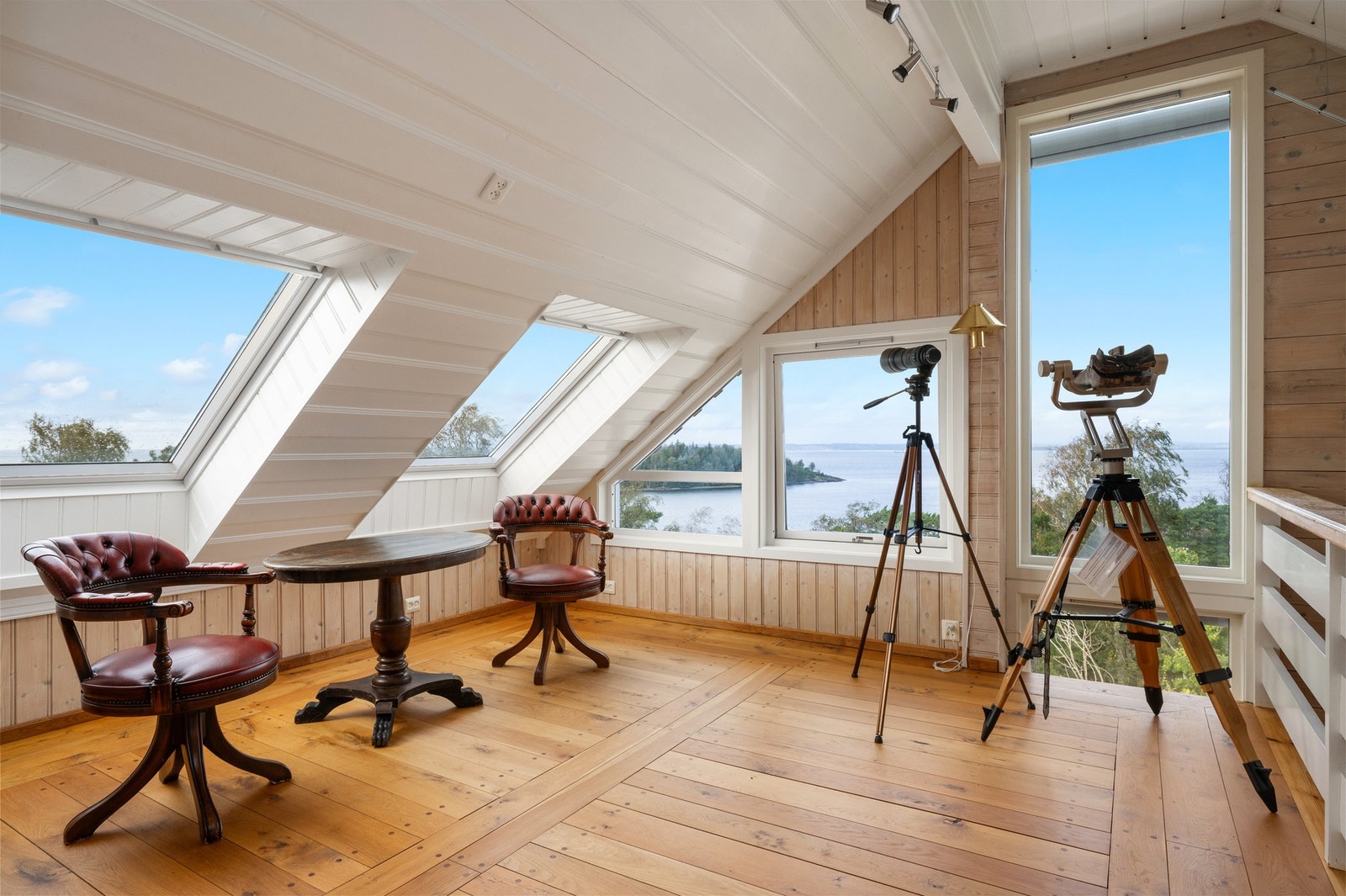 Eiendommen ligger høyt i terrenget og har flott sjøutsikt utover Oslofjorden. Galleribilde