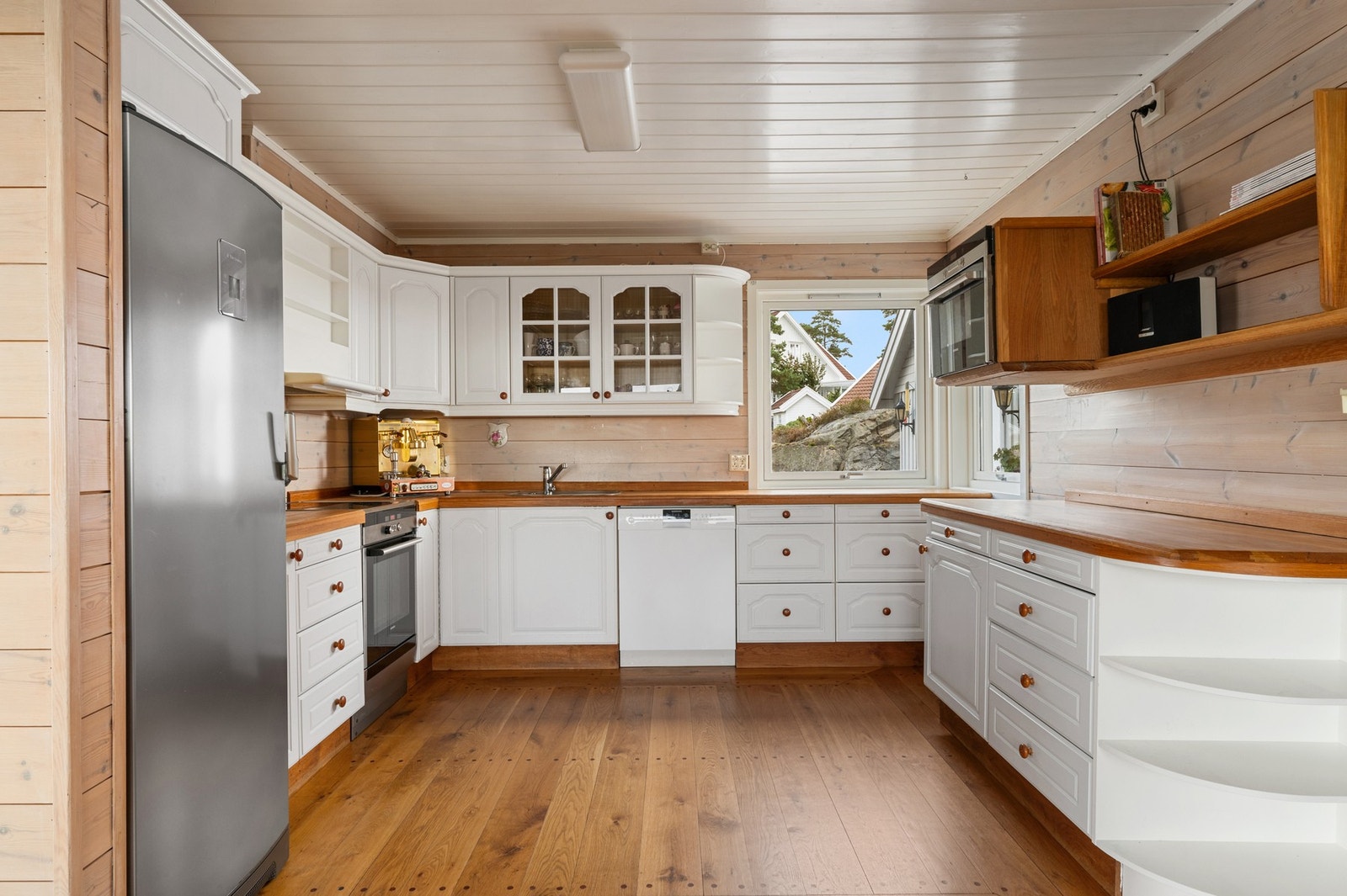 Siemens oppvaskmaskin, Siemens Komfyr og Siemens dampovn samt Electrolux kjøleskap i 1. etasje medfølger. Galleribilde