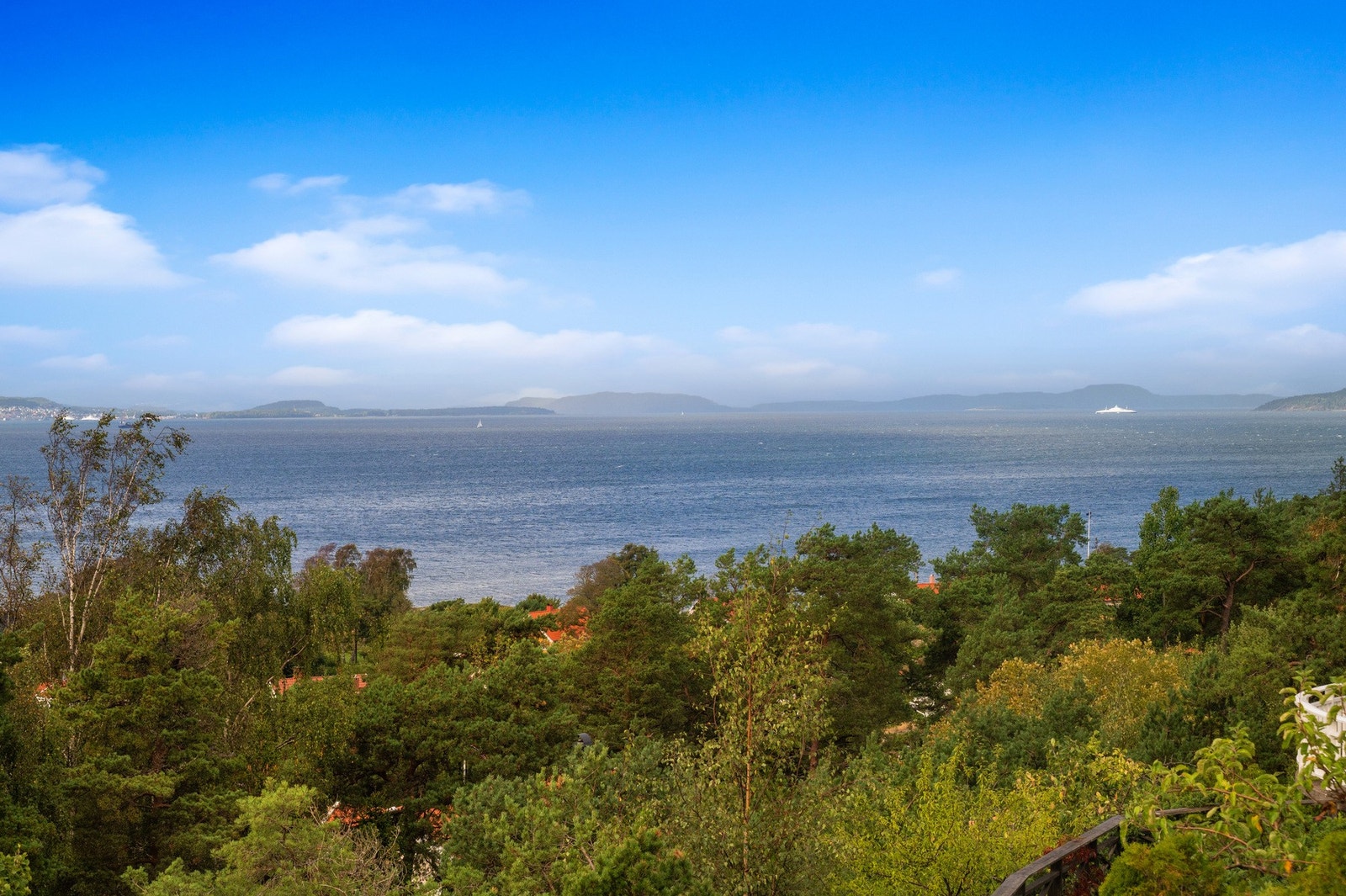 Med varierte uteplasser kan du alltid finne både sol og skygge, og utsikten danner en vakker ramme rundt alt fra rolige hverdager til festlige anledninger. Galleribilde