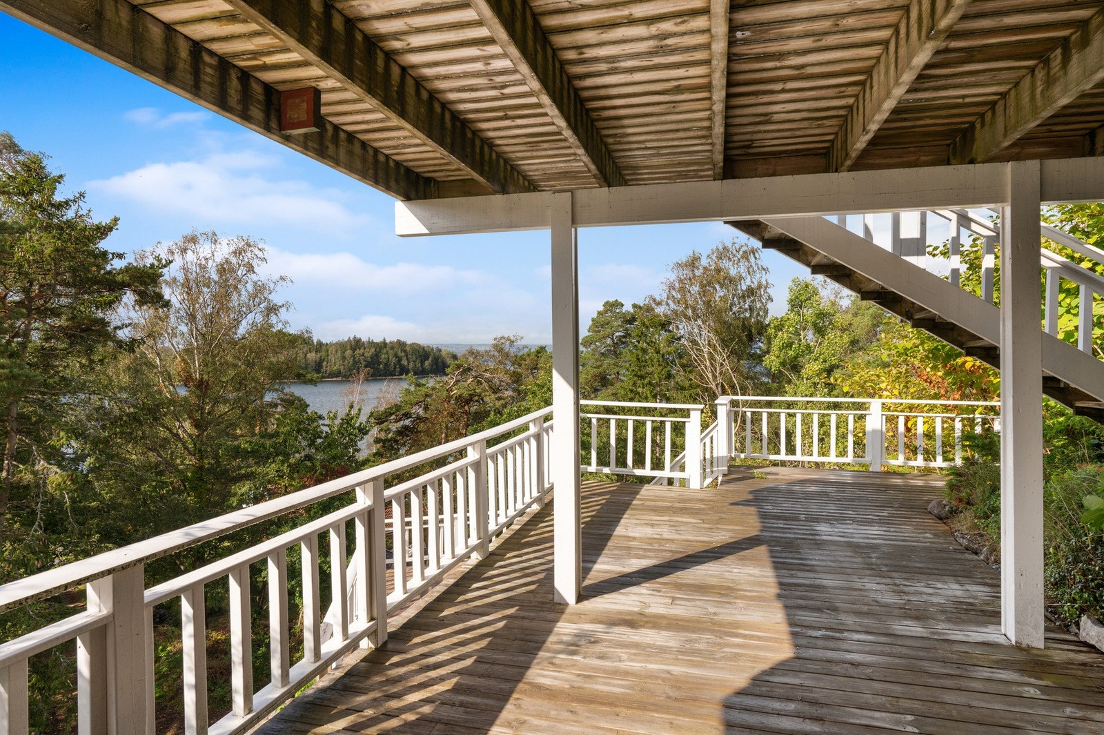 Beliggenheten er barnevennlig og naturskjønn, med kort vei til både skole, barnehage og turmuligheter i marka. Galleribilde