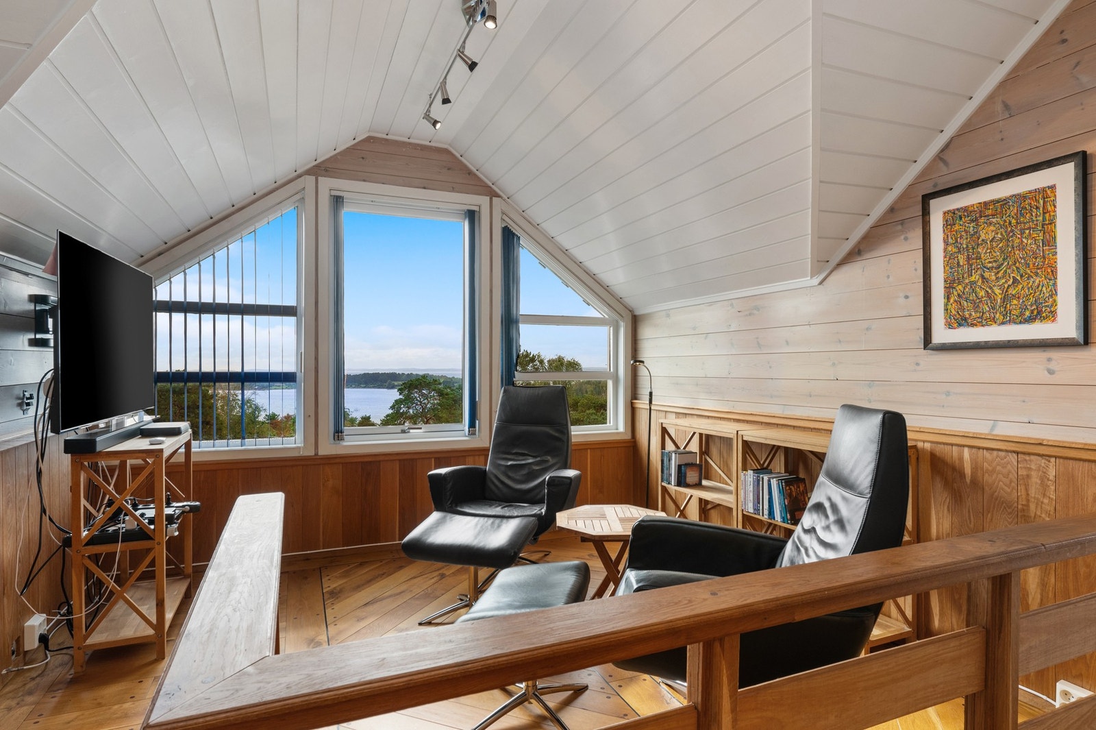 I 2. etasje ligger en lys og trivelig TV-stue med panoramavinduer. Galleribilde