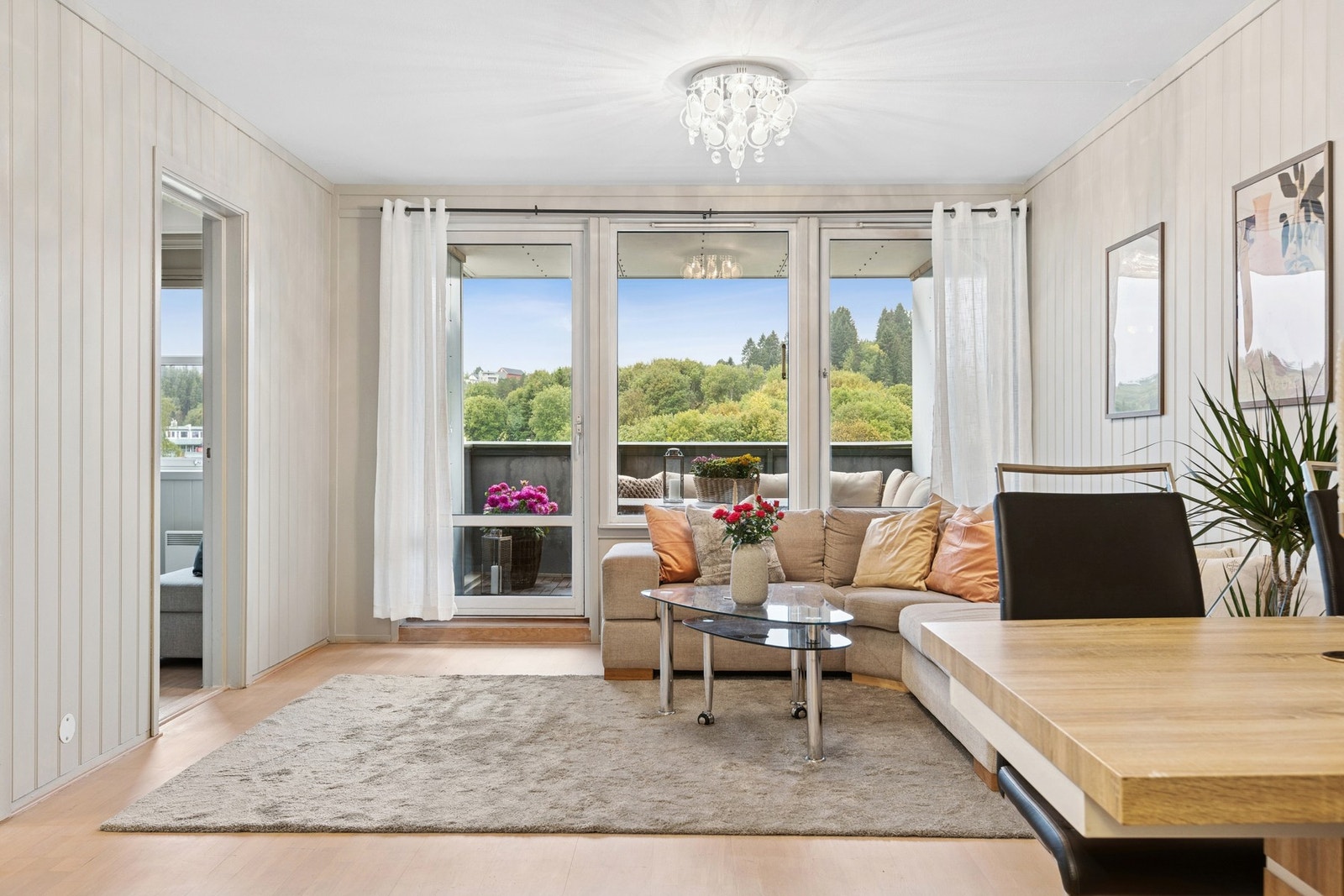 Det meste er inkludert i felleskostnadene, som kabel-TV, internett, varmtvann, kommunale avgifter og felles bygningsforsikring. Galleribilde