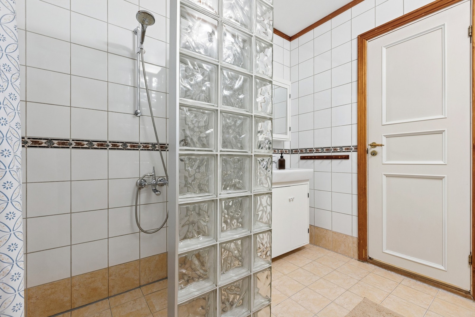 Velholdt bad med fliser og behagelig gulvvarme, modernisert i 2004. Galleribilde