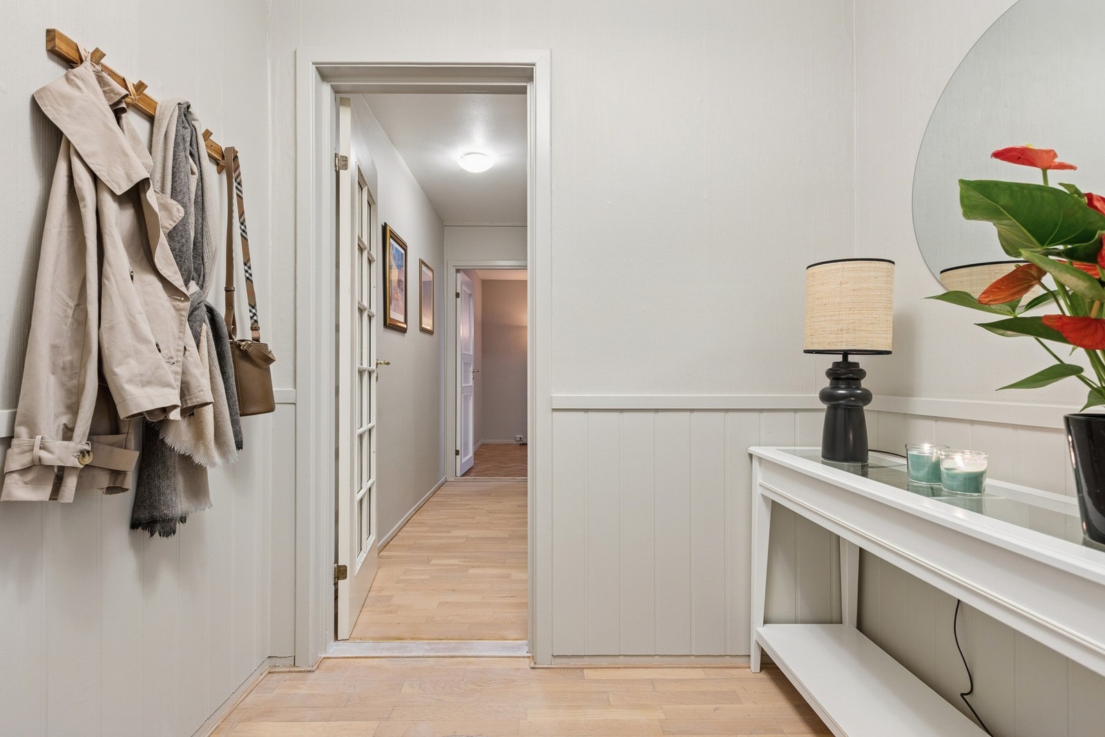 Fra entreen fører en 3 m² gang til bad, WC og det andre soverommet, med praktisk og funksjonell planløsning. Galleribilde