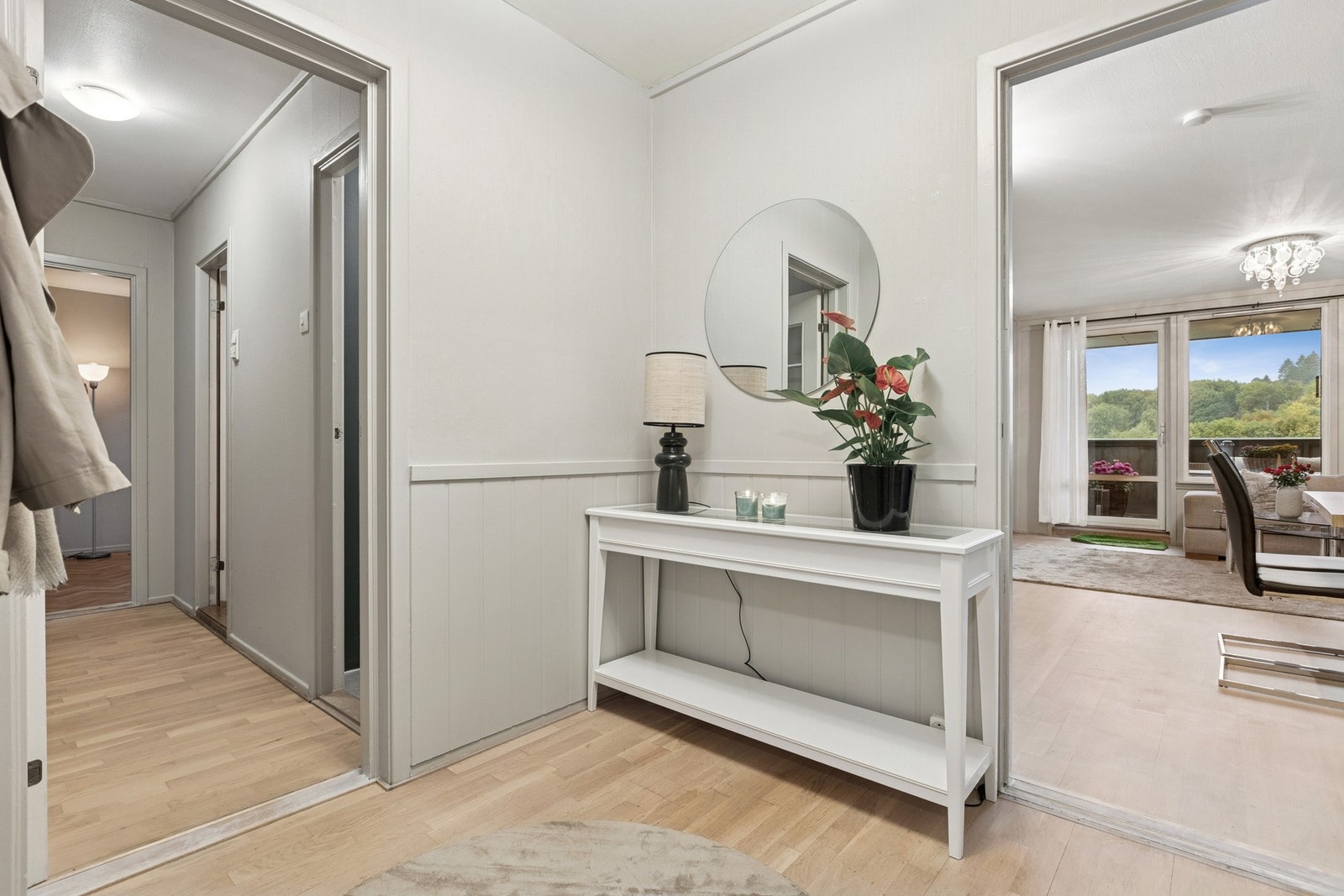 Entréen på 4,5 m² har en praktisk utforming med god plass til å henge fra seg yttertøy og sette fra seg sko. Galleribilde