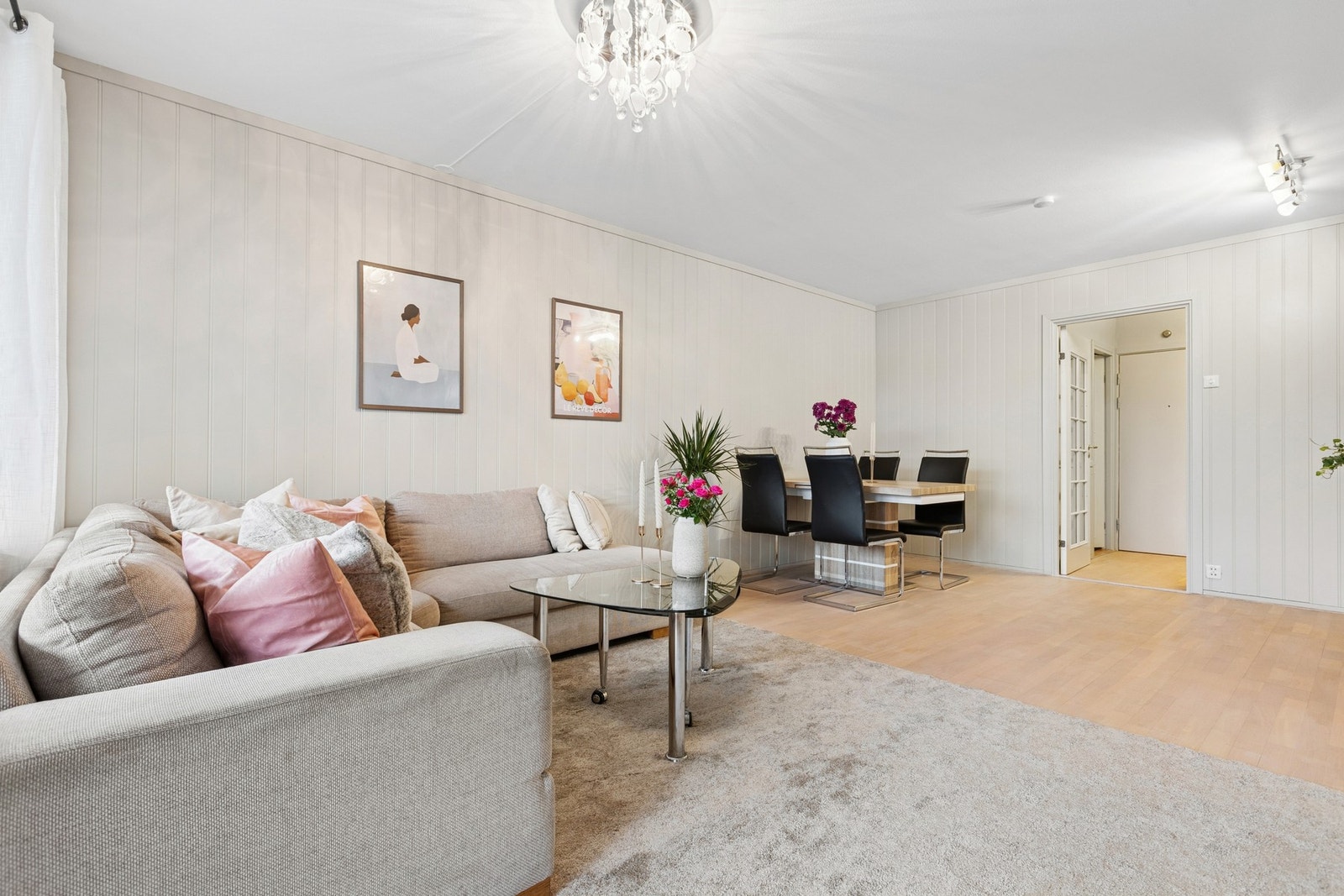 I 2025 ble leiligheten oppgradert med moderne, lune veggfarger som gir rommene en innbydende og oppdatert stil. Galleribilde