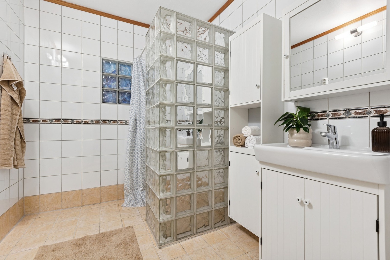 Det er foretatt hulltaking og kontrollmåling av fukt i rom tilstøtende våtsone, uten at forhøyede verdier eller andre avvik ble påvist. Galleribilde