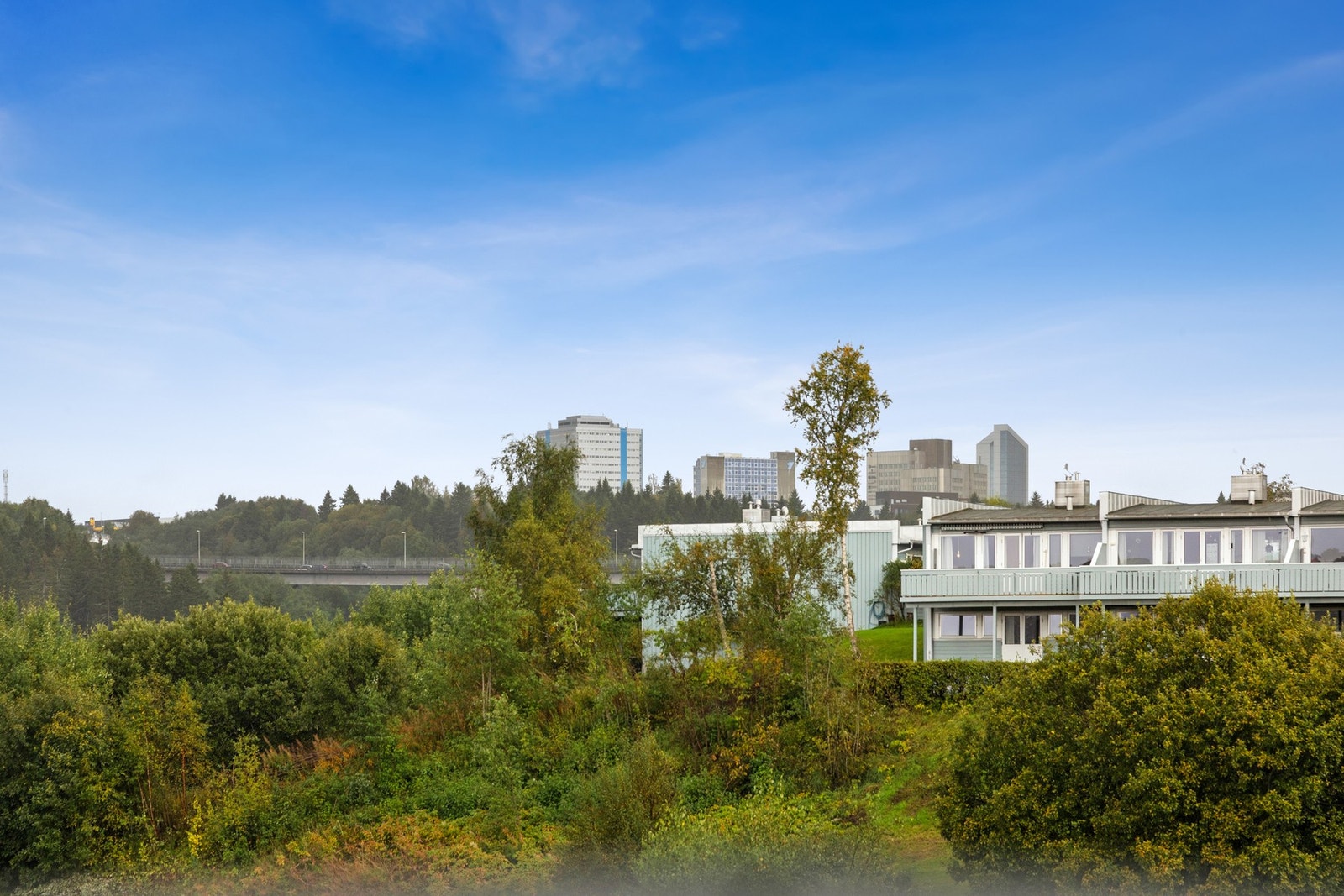 Du har gode sol- og utsiktsforhold fra balkongen. Galleribilde