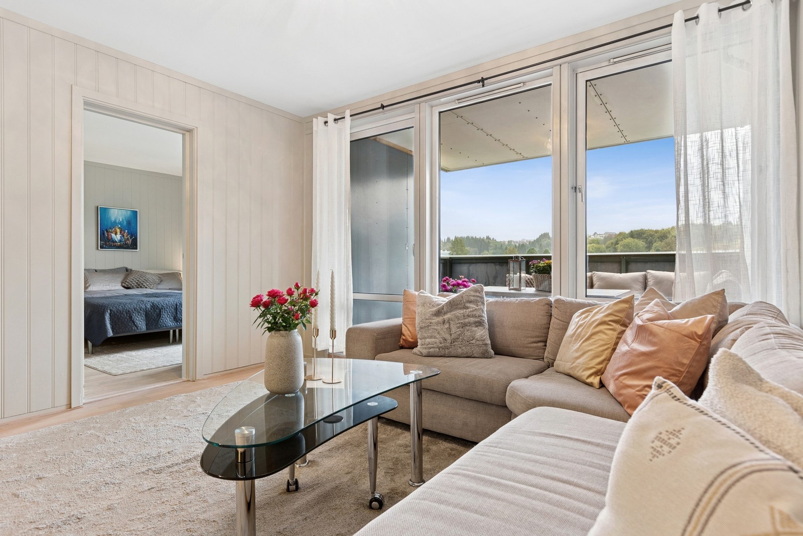 Fra stuen er det adgang til hovedsoverommet på 12 m². Begge soverommene ligger med avstand fra hverandre, noe som gir ekstra privatliv. Galleribilde