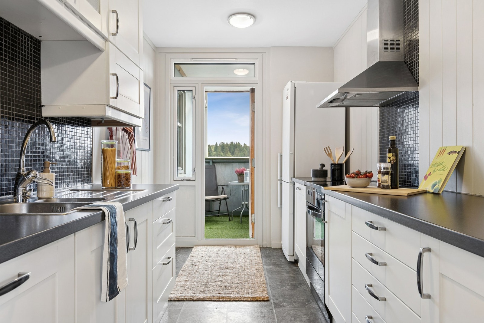 Velholdt og funksjonelt kjøkken fra 2007, vurdert til TG1 av takstmann. Galleribilde