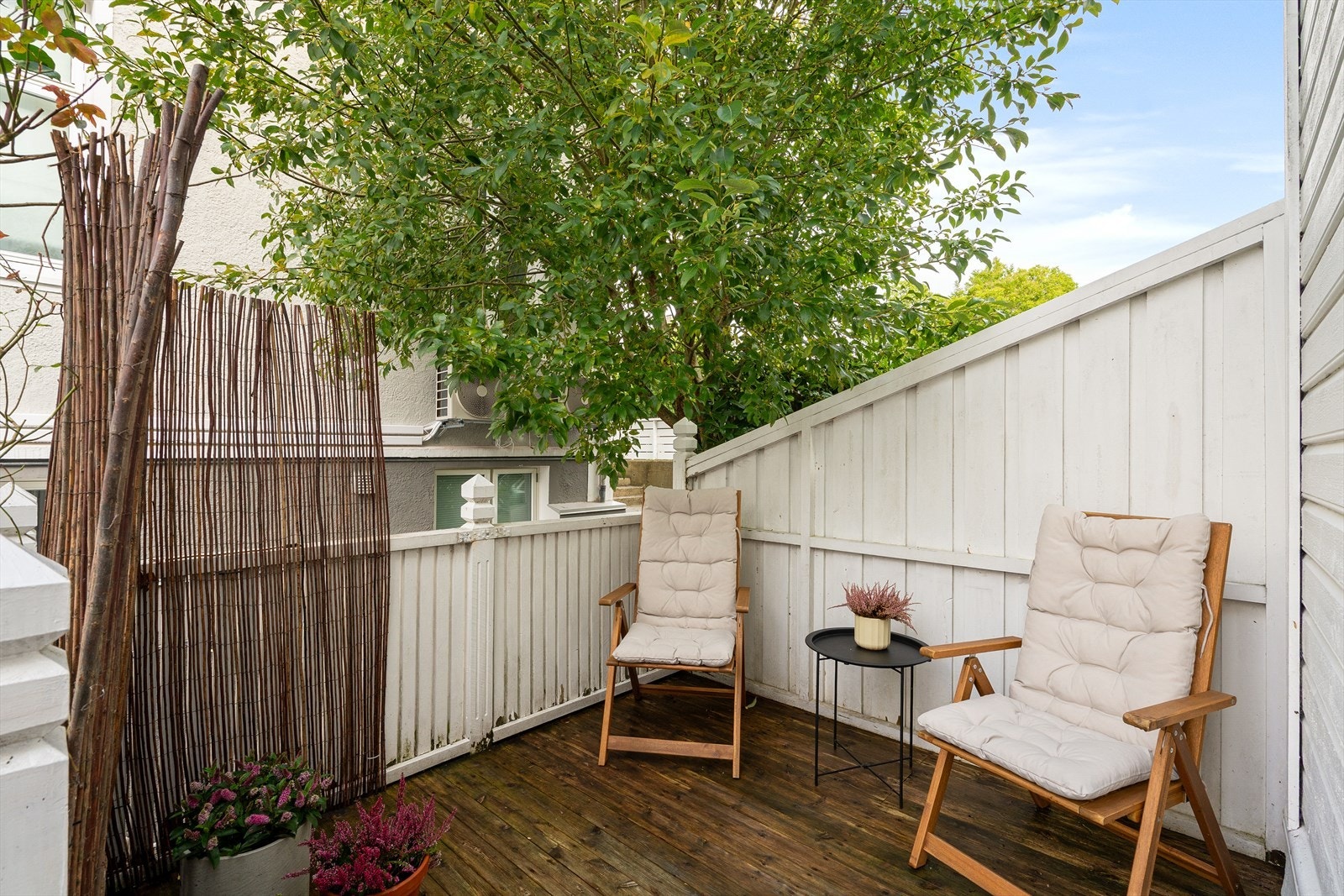 Fra det ene soverommet har du tilgang til egen privat terrasse med gode solforhold. Galleribilde