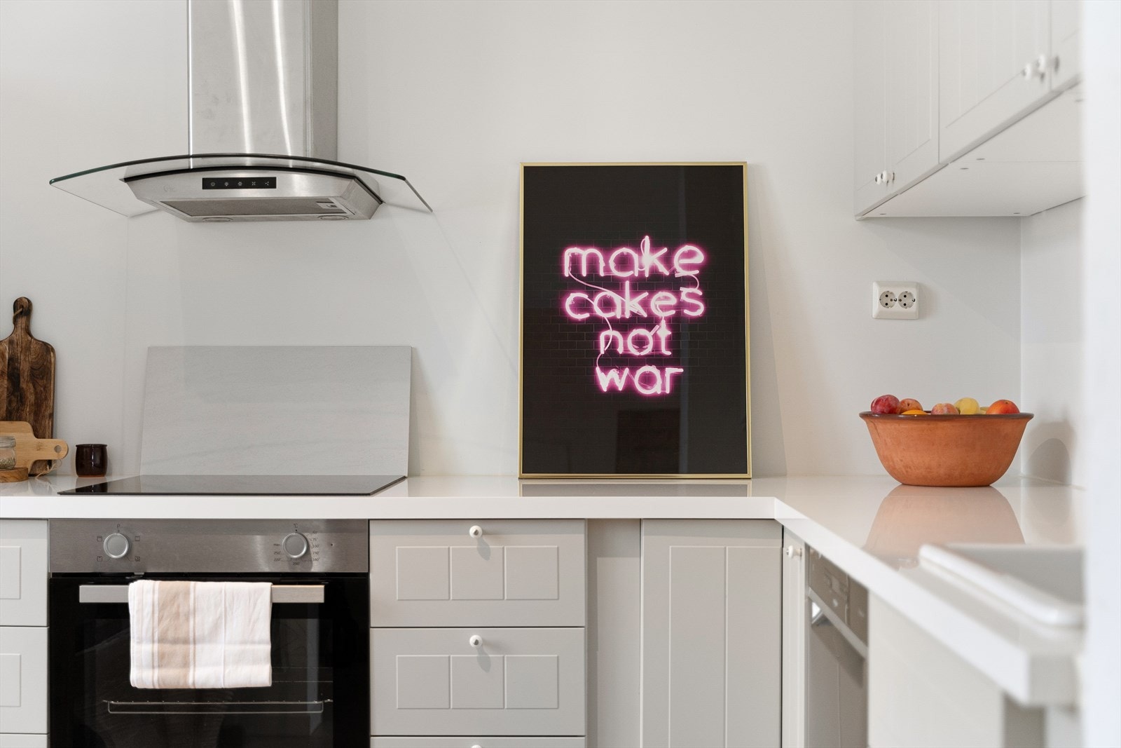 Kjøkkeninnredningen går i en L-løsning og har gode overflater til kokkelering. Galleribilde