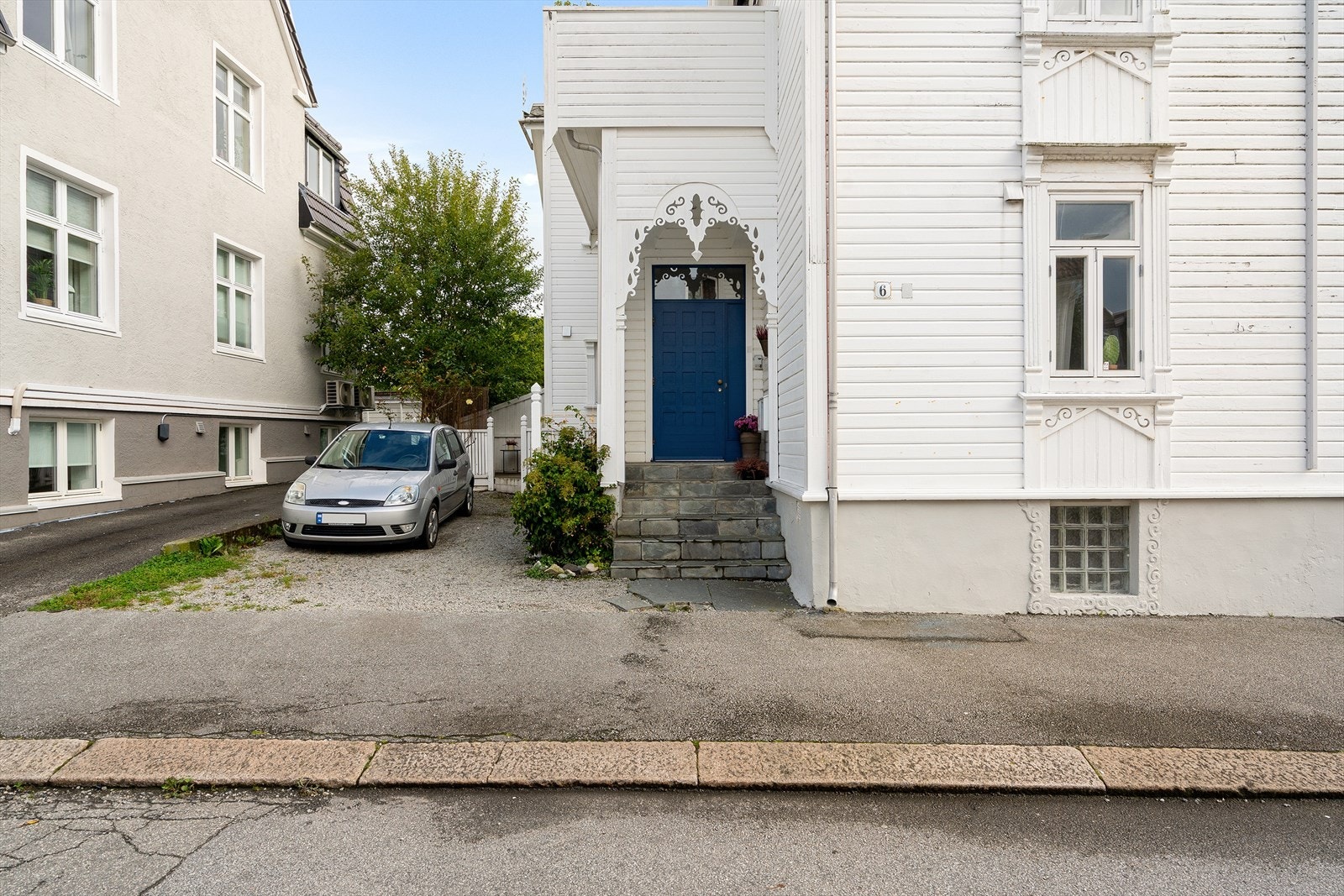 Huset er flott renovert med originale detaljer hvor spir og utskjæringer er bevart. Galleribilde