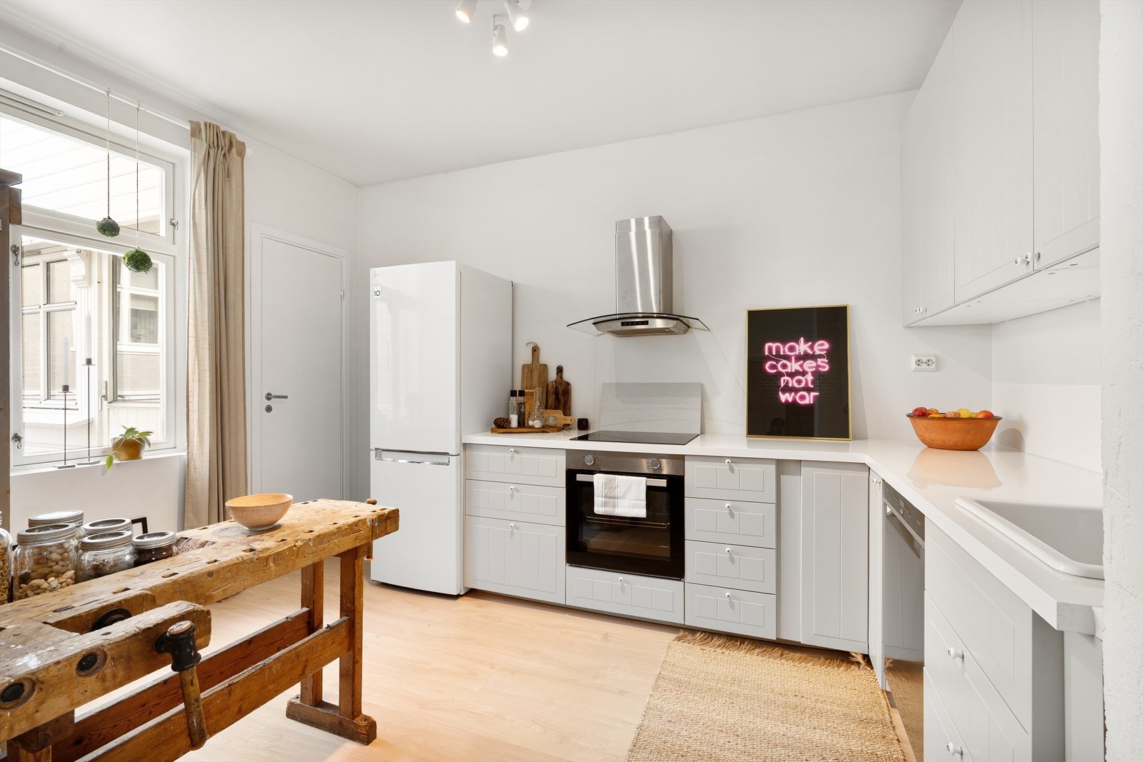 Kjøkkenet ligger i eget rom med velutstyrt Ikea-innredning fra 2025 og plass til en liten spisegruppe. Galleribilde