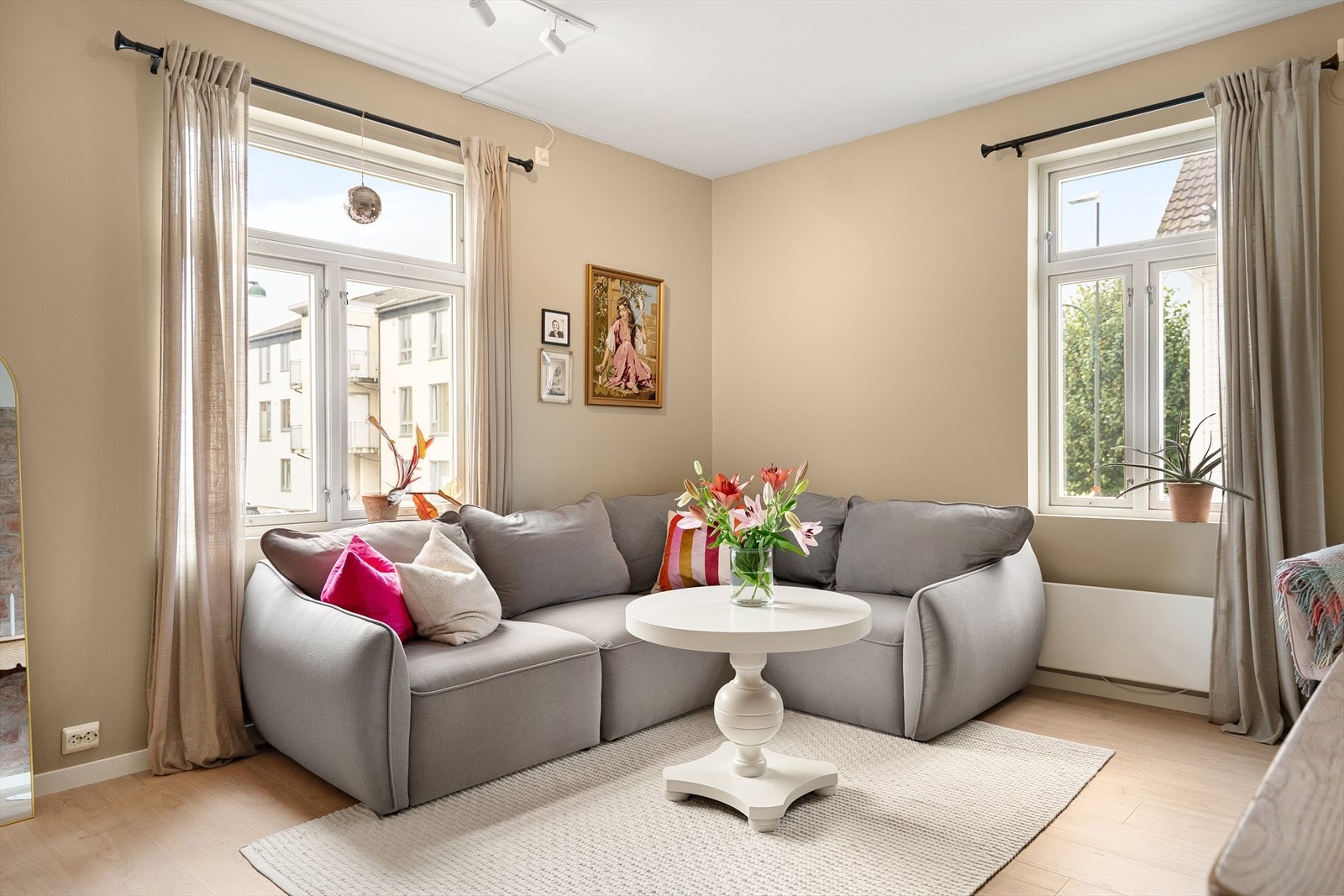 Leiligheten har en særdeles lys og luftig atmosfære med høyreiste vindusflater og god takhøyde. Galleribilde