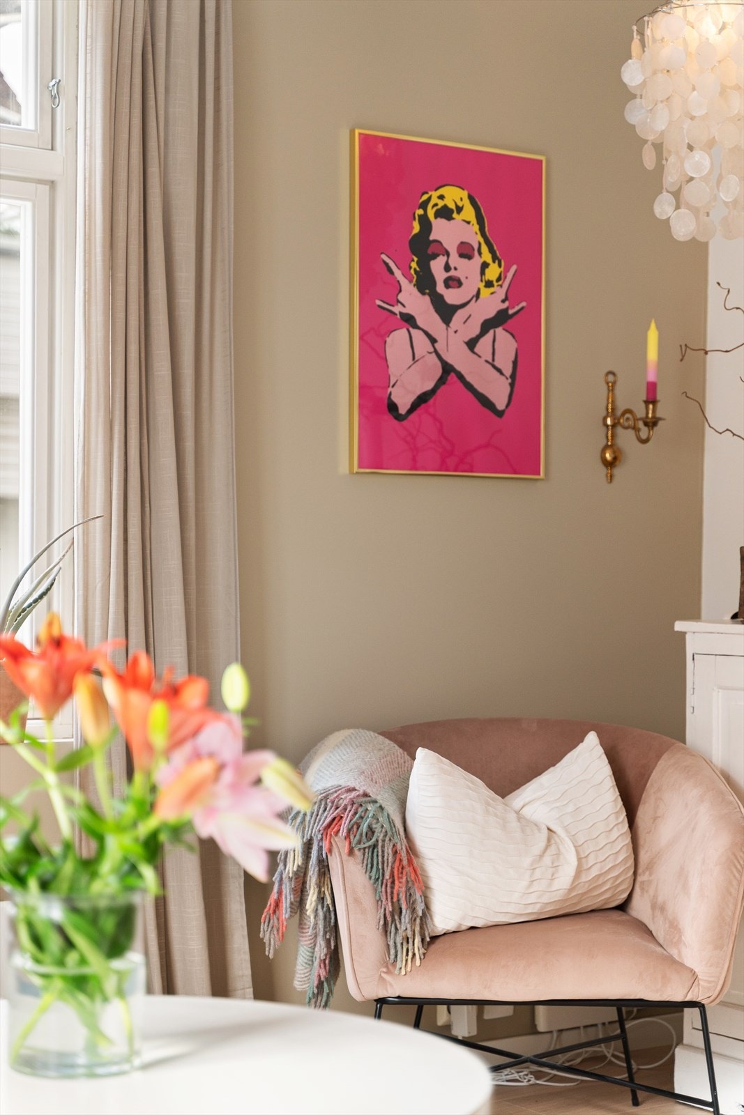 Den sosiale sonen har videre god plass til både sofagruppe og spisebord. Galleribilde