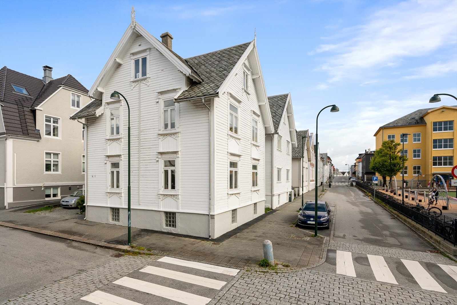 Her bor du i sentrale omgivelser med umiddelbar nærhet til kollektivtransport, butikker, barnehager og skoler i alle trinn. Galleribilde