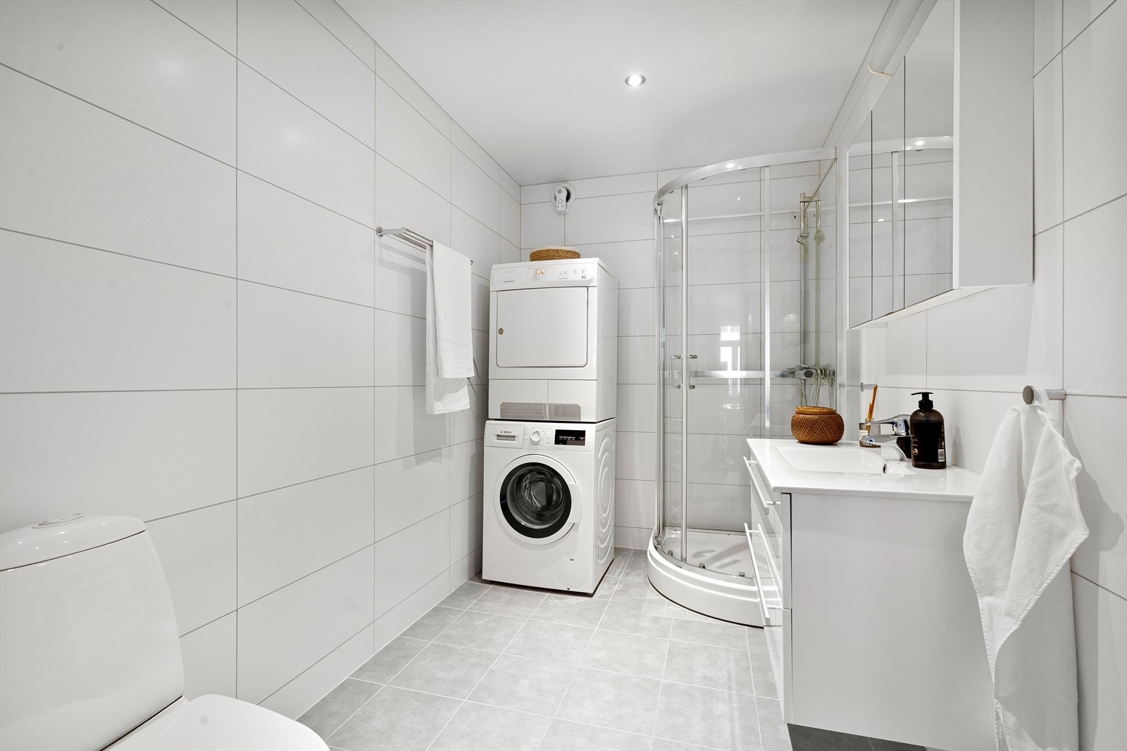 Flott og moderne bad fra 2017 med fliser på gulv m/varmekabler og fliser på vegg. Galleribilde