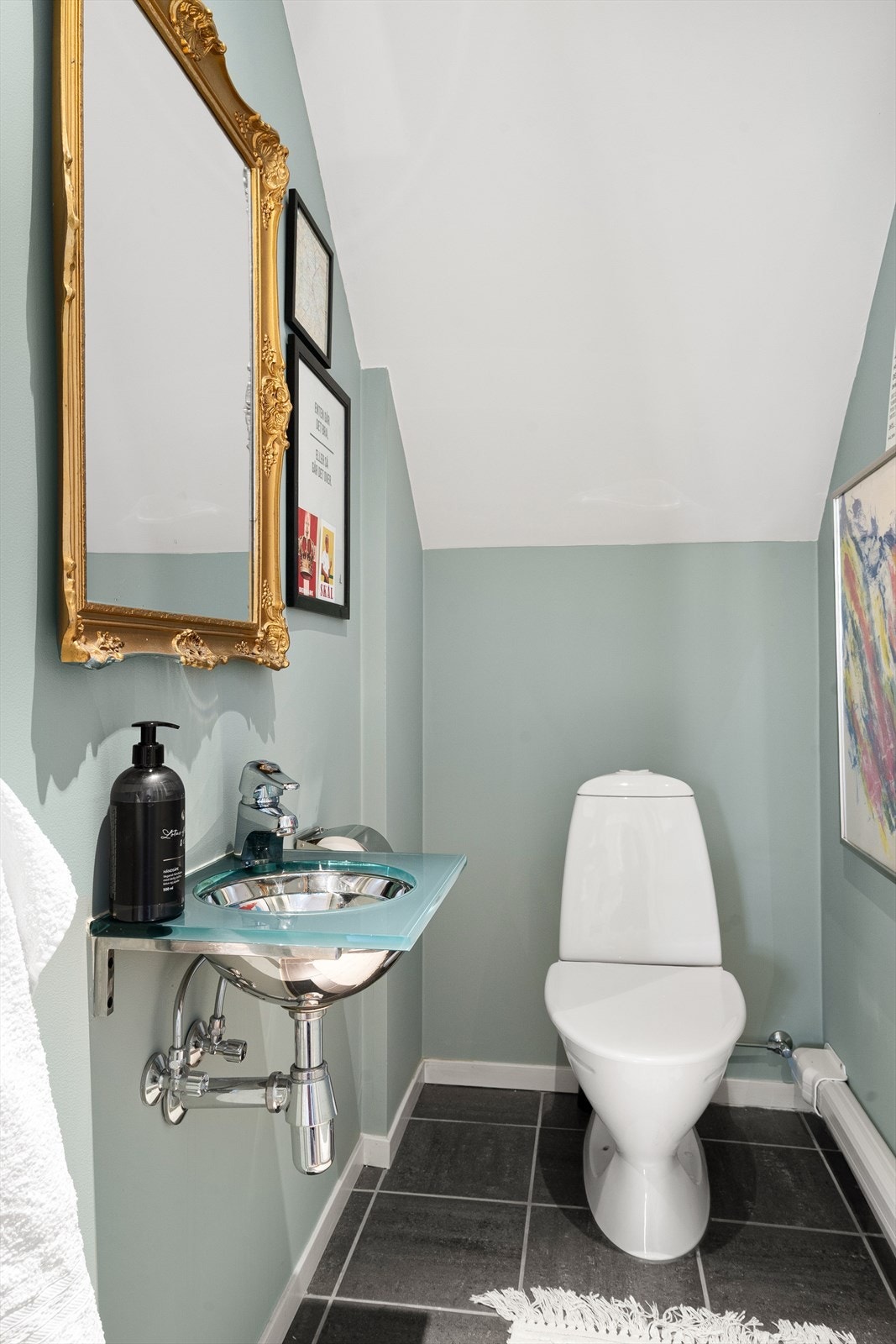 Her får du også et eget toalettrom som er innredet med både toalett og enkel servant. Galleribilde