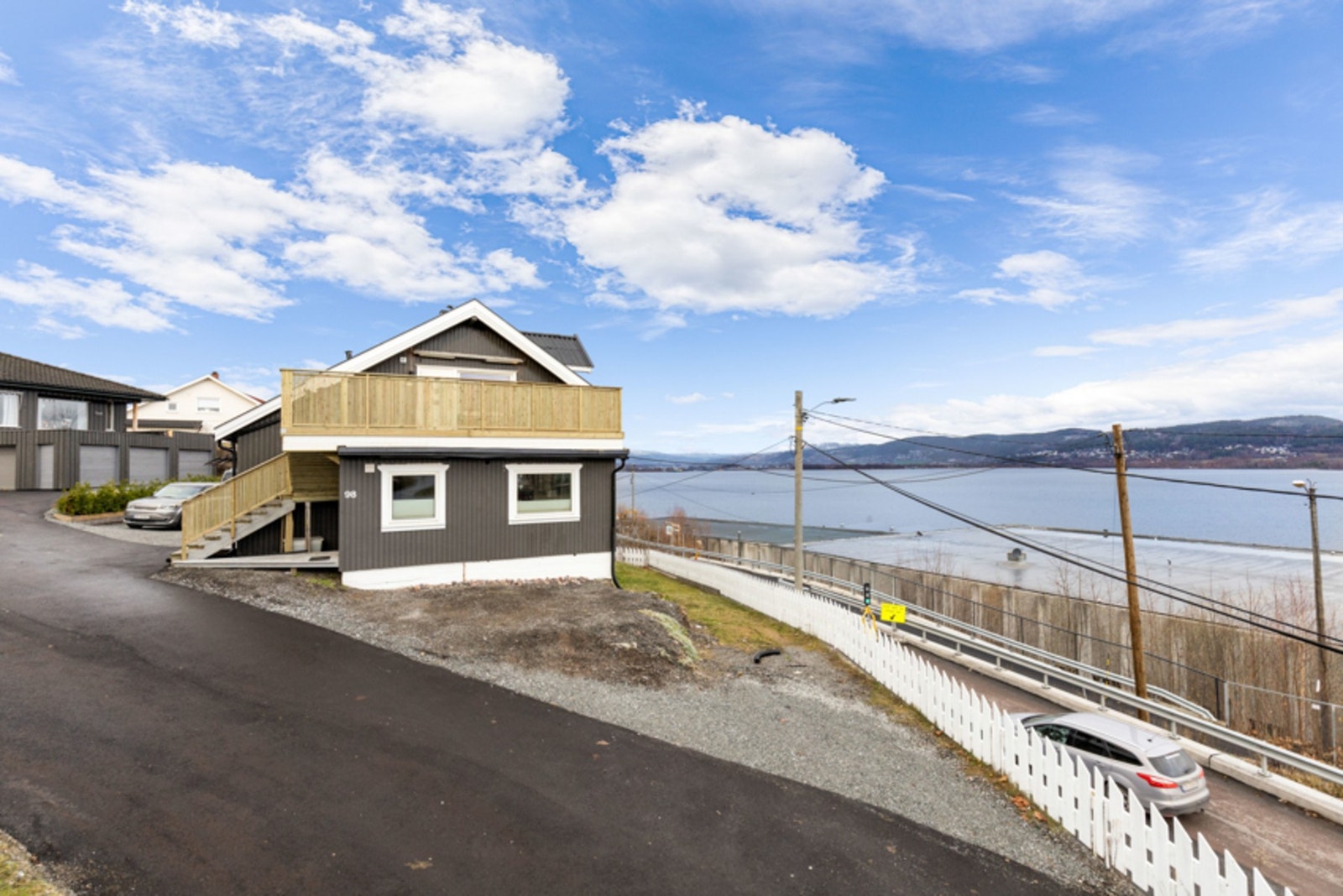 Leiligheten ligger i andre etasje av en horisontaldelt tomannsbolig. Galleribilde