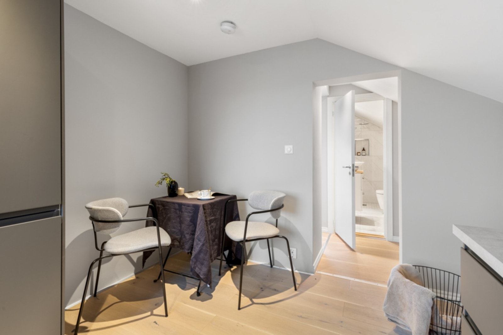 Koselig spisebord på kjøkken. Galleribilde