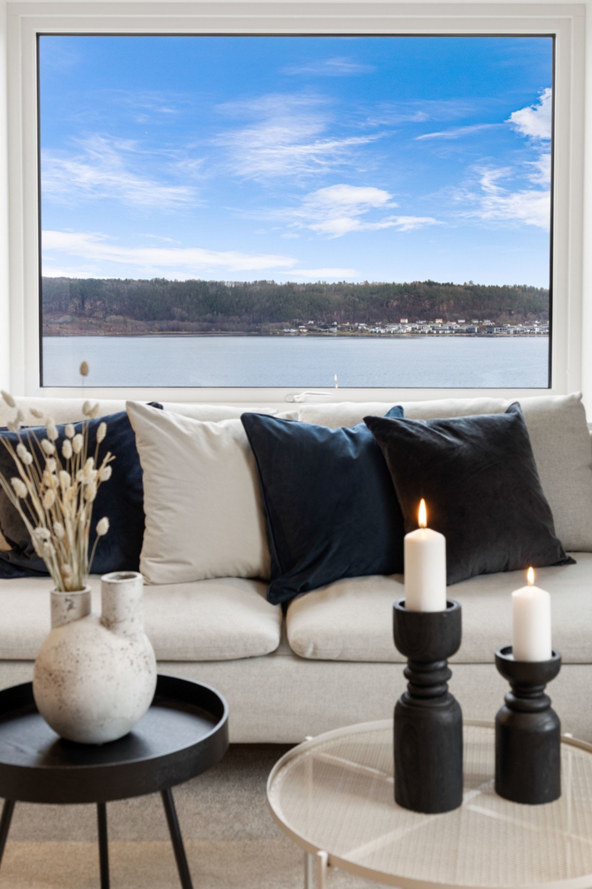 Rommet får mye naturlig lys fra vindusflater i to himmelretninger, deriblant et stort vindu med utsikt til fjorden. Galleribilde