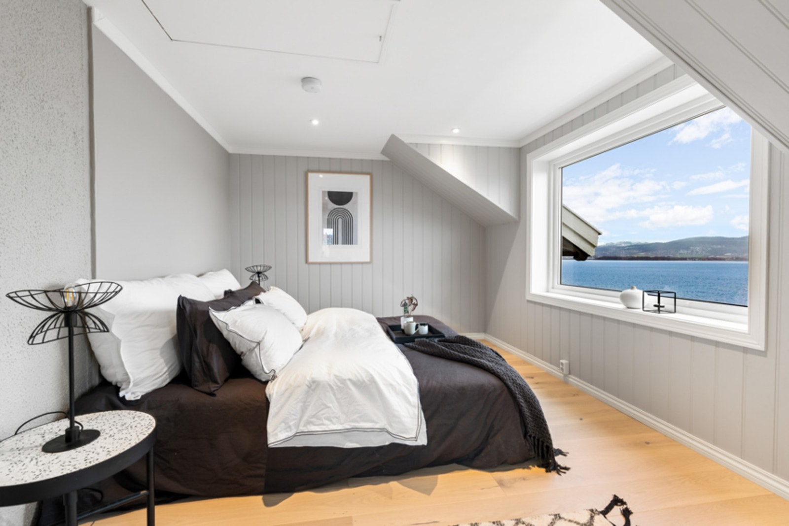 Soverommet i leiligheten er av god størrelse og har plass til en dobbeltseng med nattbord på hver side. Galleribilde