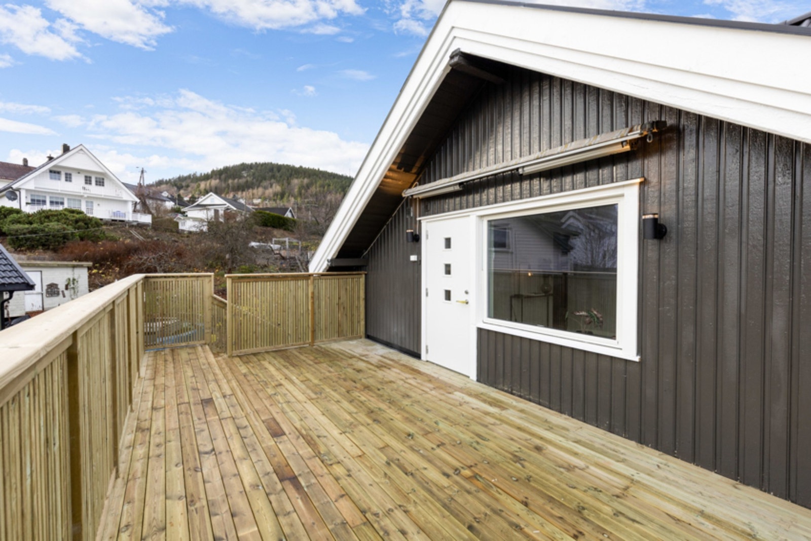 Det er inngang direkte til stuen og ved døren er det plass til en åpen garderobeløsning. Galleribilde