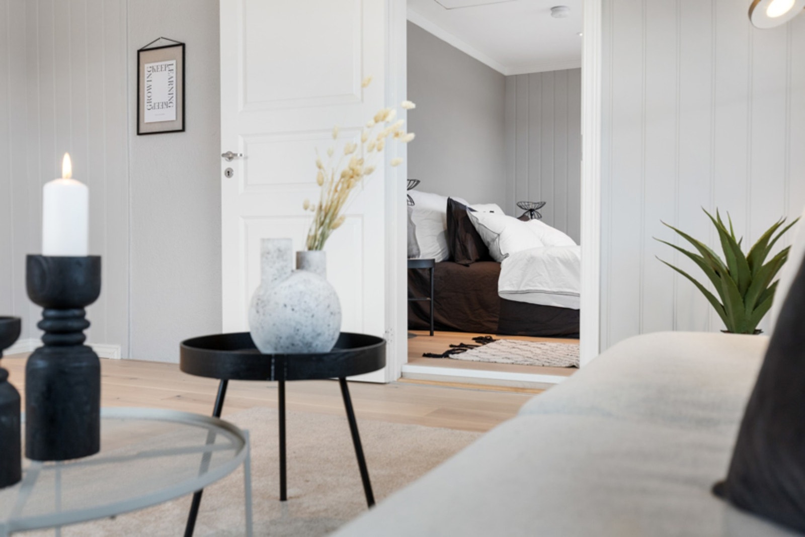 Stuen er av god størrelse og kan enkelt møbleres med sofagruppe og tv. Galleribilde