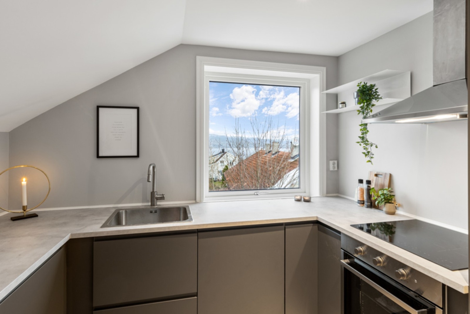 Her er det også vindu med fjordutsikt, samt parkettgulv, slette, gråmalte vegger og downlights. Galleribilde