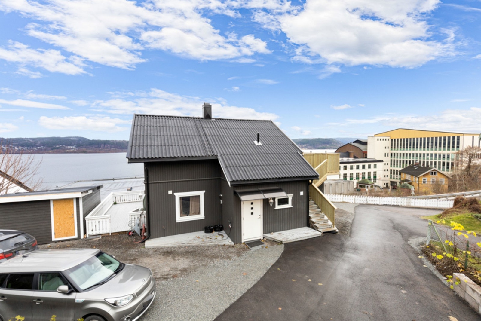 Det er parkering på en felles gårdsplass som disponeres i fellesskap mellom sameierne. Galleribilde