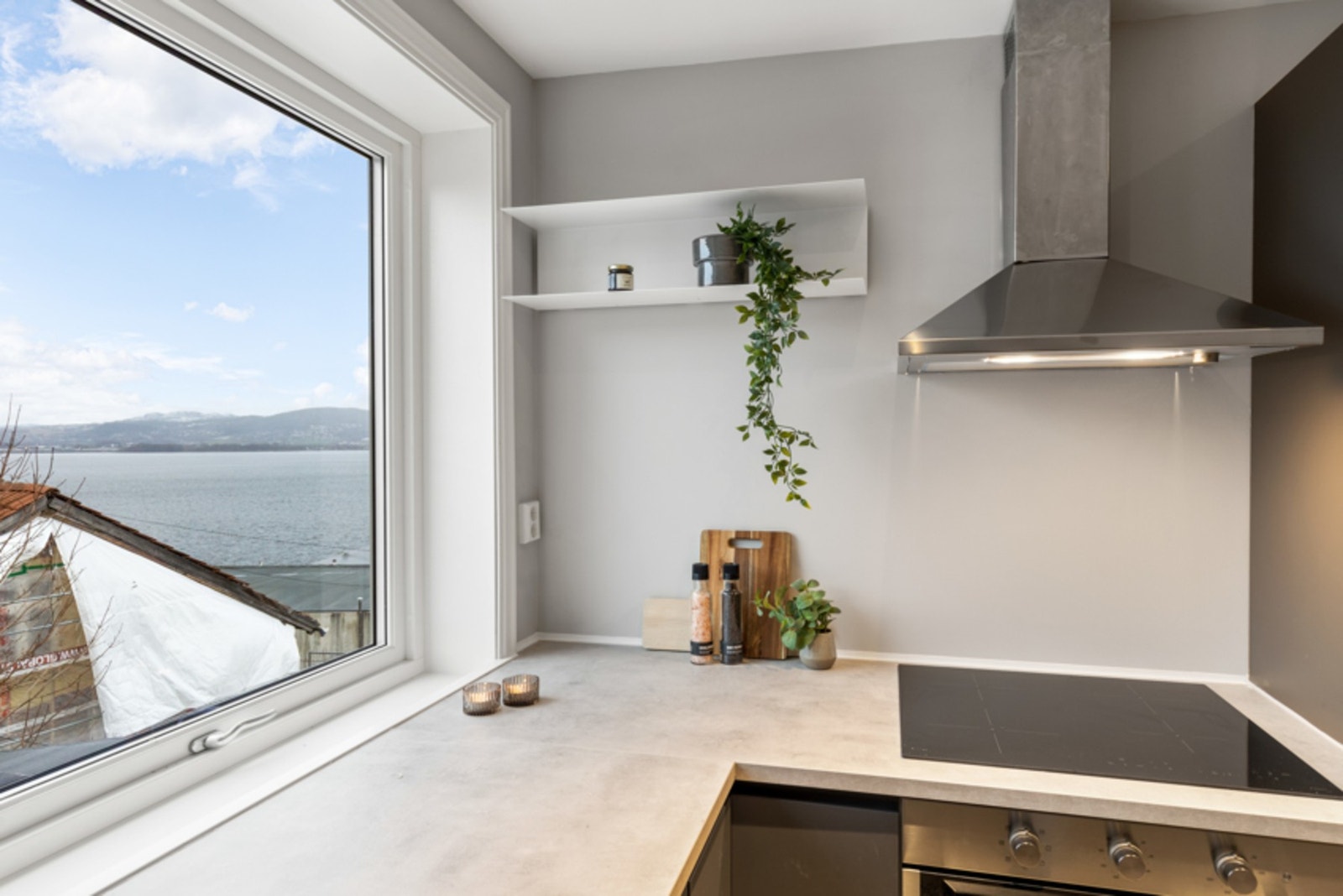 I 2022 ble det satt inn en ny, tidsriktig innredning som kler rommet og resten av leiligheten svært godt. Galleribilde