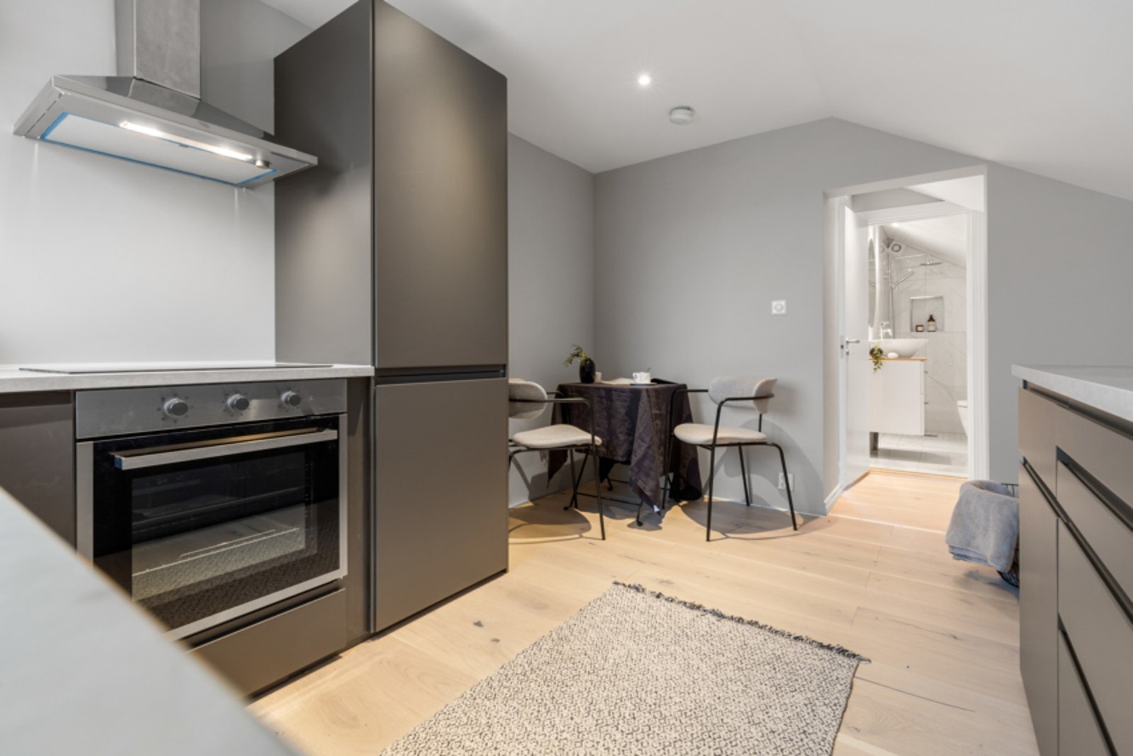 Over benken er det hyller, stikkontakter og en fritthengende kullfilterventilator i børstet stål. Galleribilde