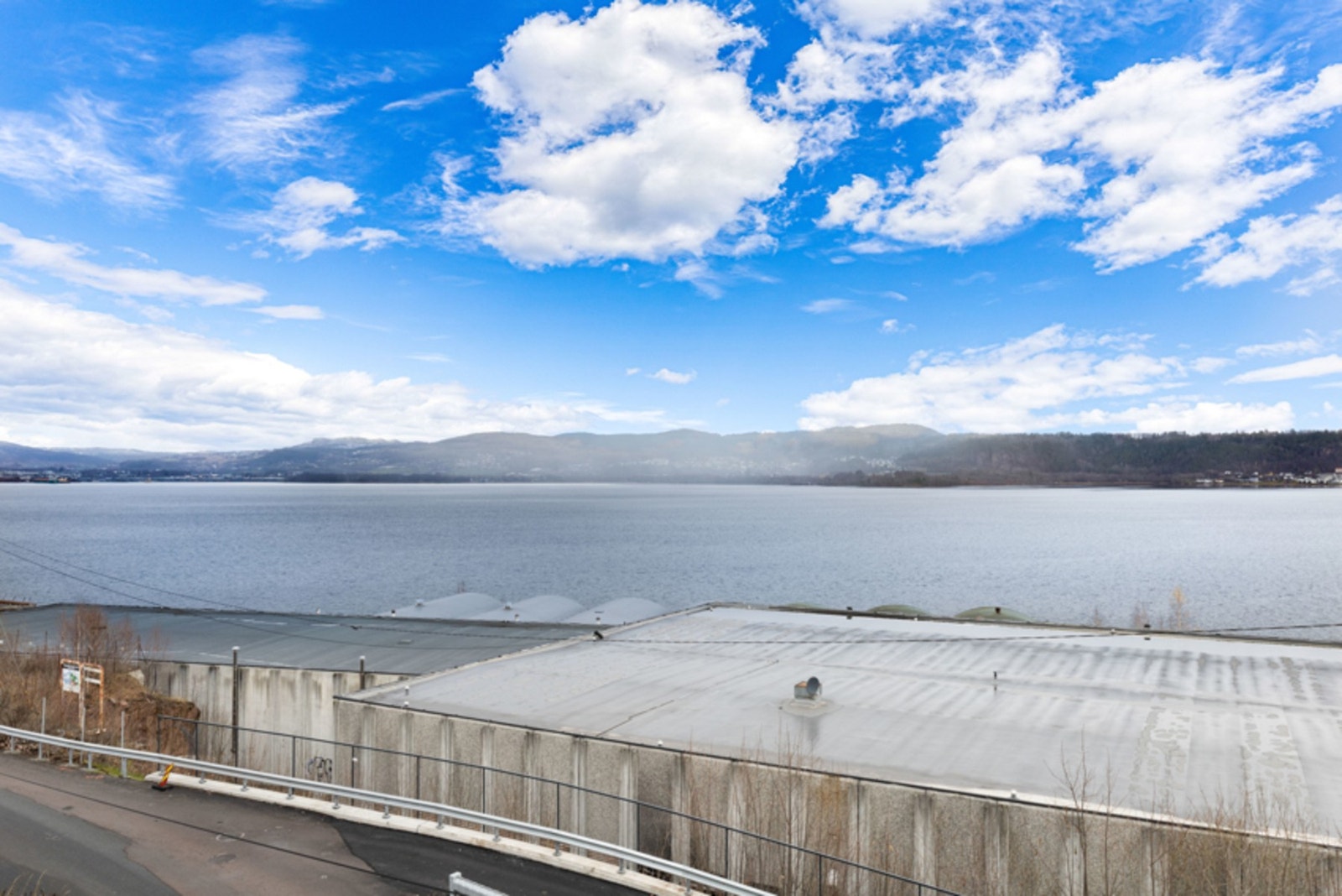 Her kan man se utover fjorden. Galleribilde