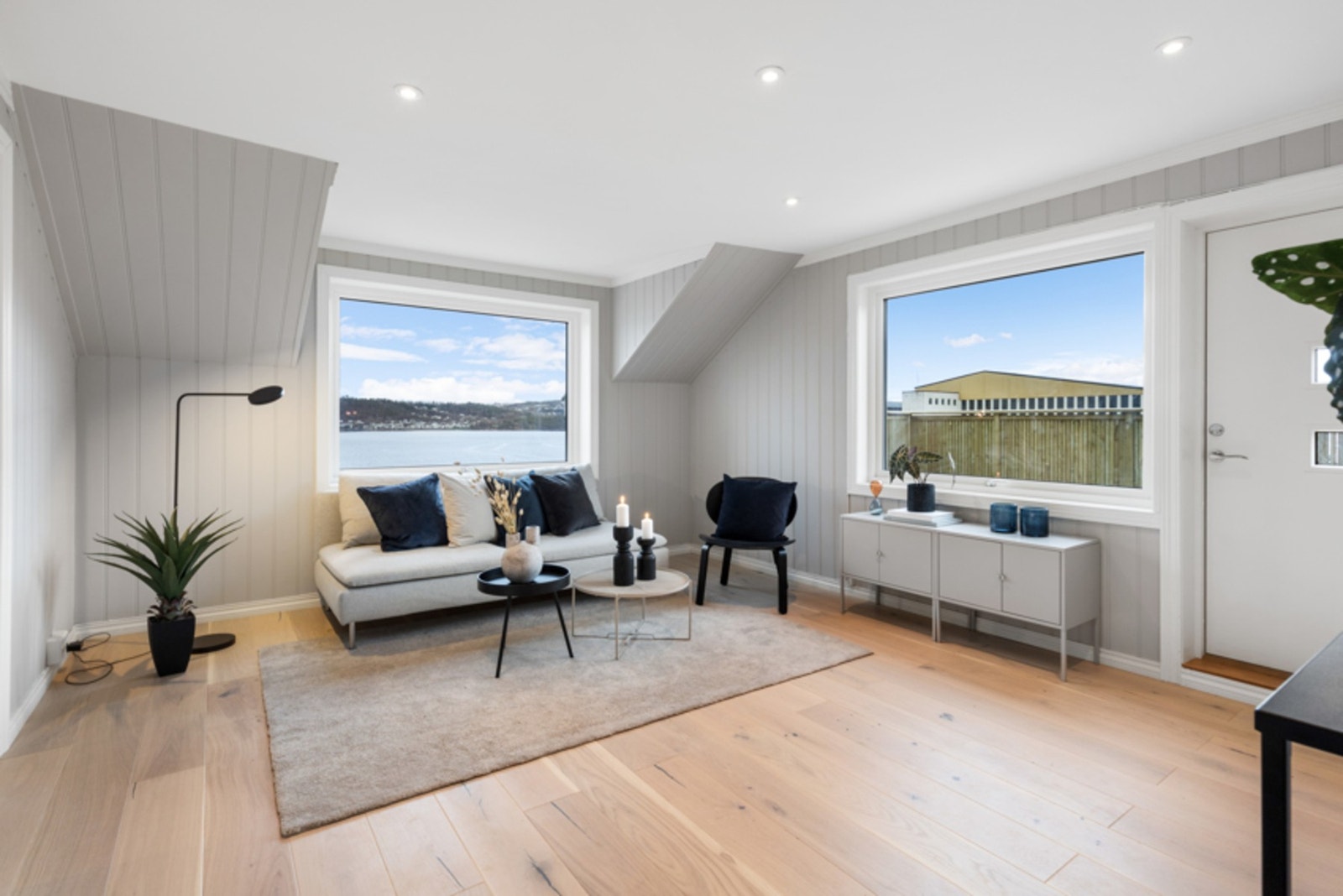 Stuen man kommer inn i er luftig og innbydende. Galleribilde