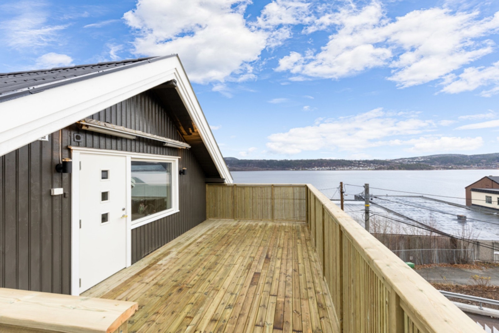 Utendørs skilter leiligheten med en veranda som ligger høyt i terrenget, med en flott utsikt over Drammensfjorden. Uteplassen har god plass til sittegruppe og grill. Galleribilde