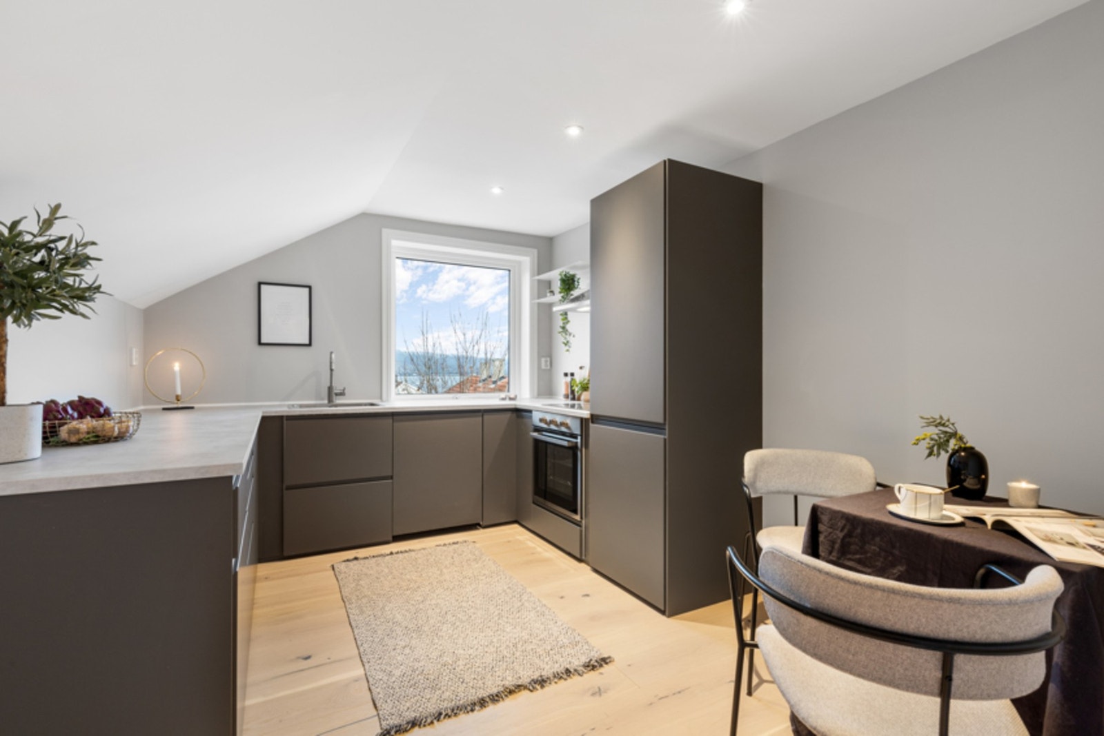 Kjøkkenet ligger i eget rom og har plass til et lite spisebord. Galleribilde