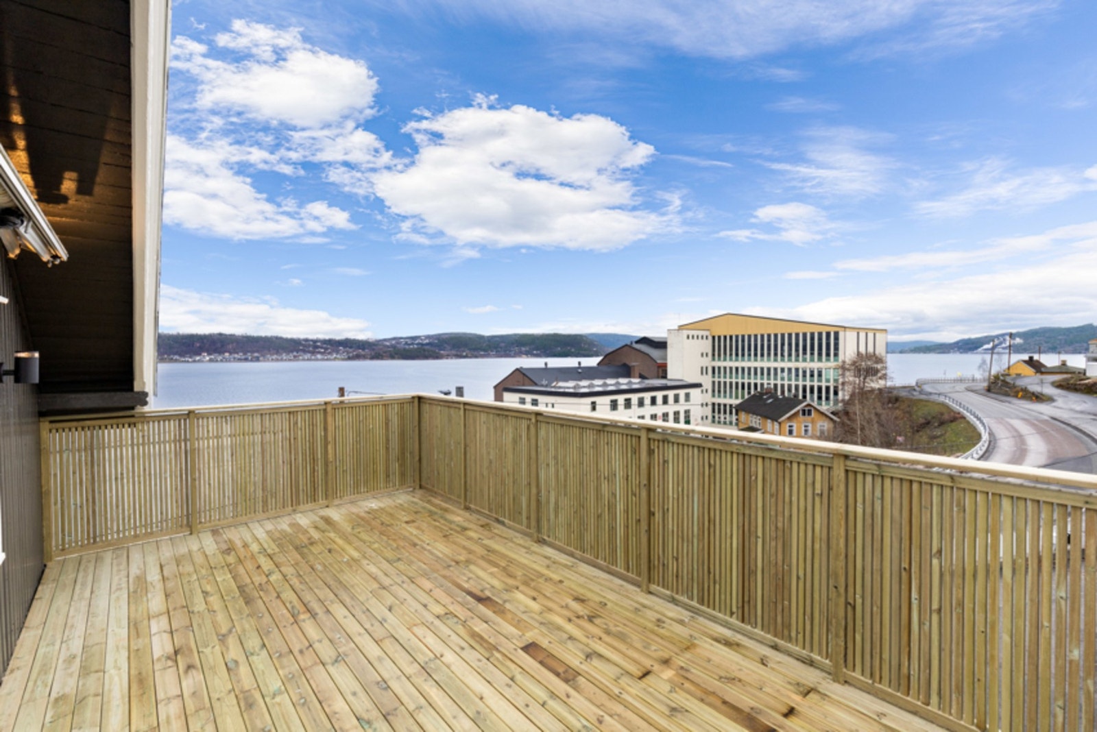 På terrassen kan deilig sol nytes fra morgen til kveld. Galleribilde