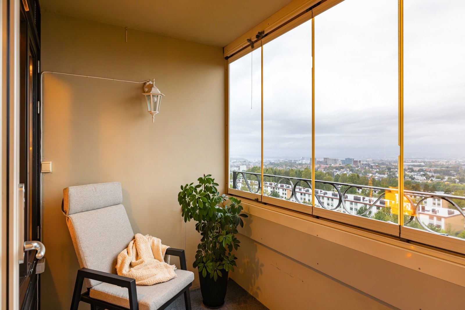 Innglasset balkong på ca 4 kvm med god plass. Etablert elektrisk uttak på balkong for utelys. Galleribilde