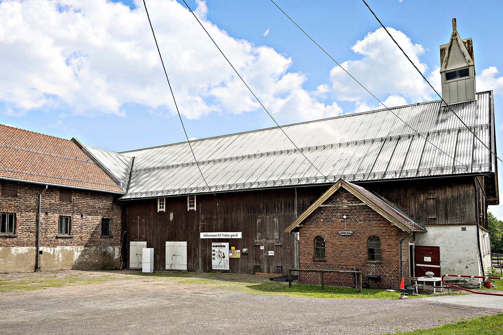 Tveten gård ligger en kort spasertur unna boligen. Galleribilde
