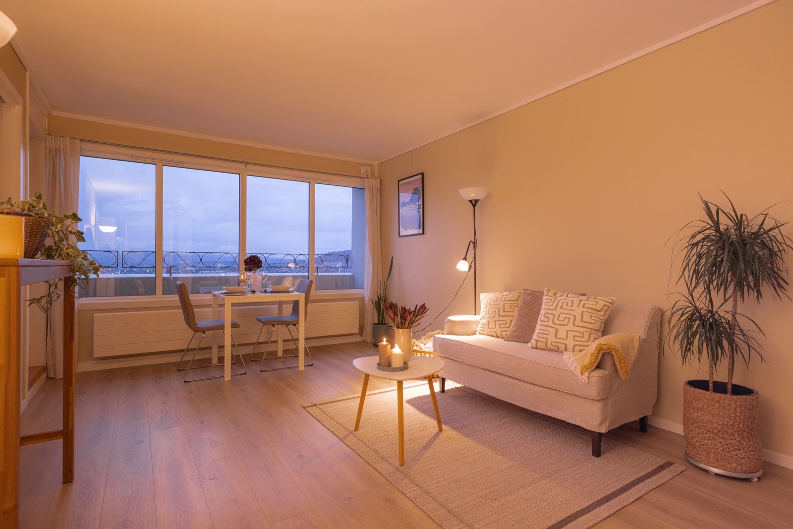 Romslig stue med flott utsikt over Oslo. Galleribilde