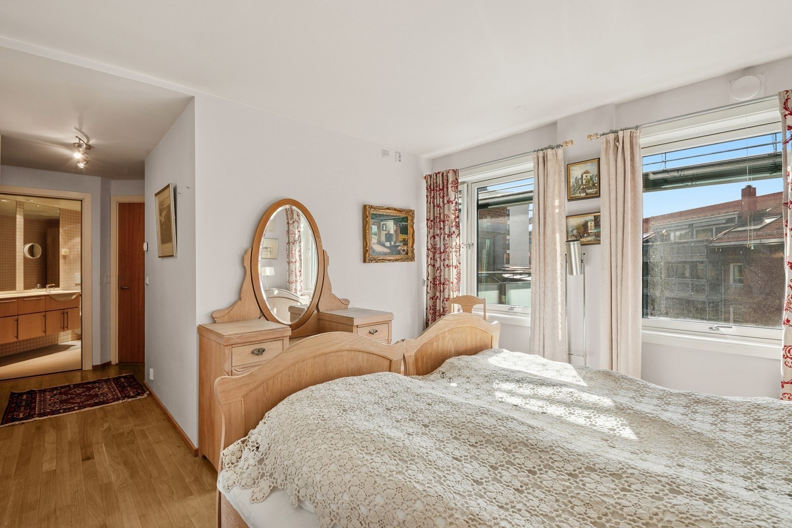 Hovedsoverommet er romslig med plass til seng, skrivebord og skyvedørsgarderobe, og eget bad. Galleribilde